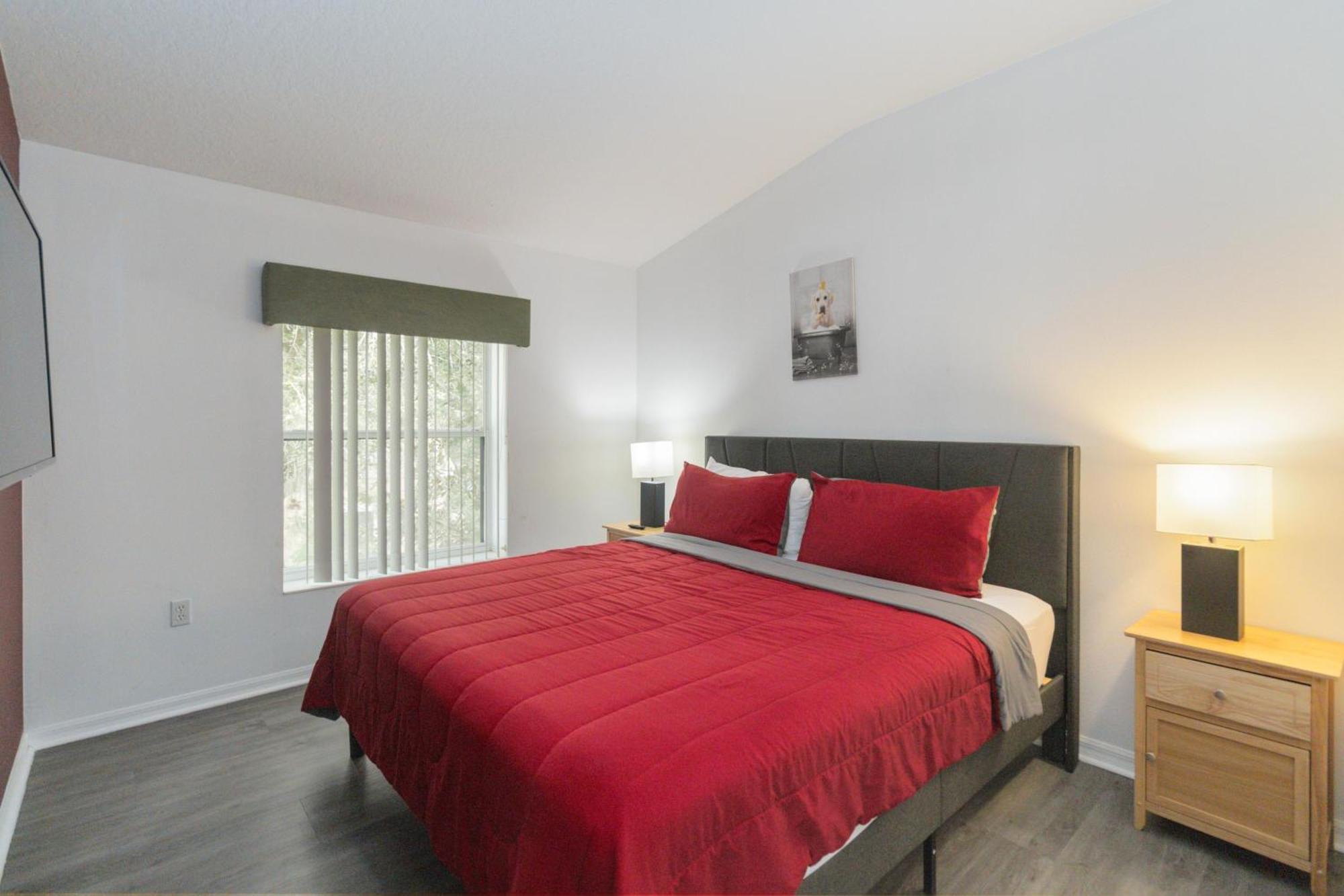Huge Screened Patio That Overlooks Buck, Near Famous Attractions!! Apartment *