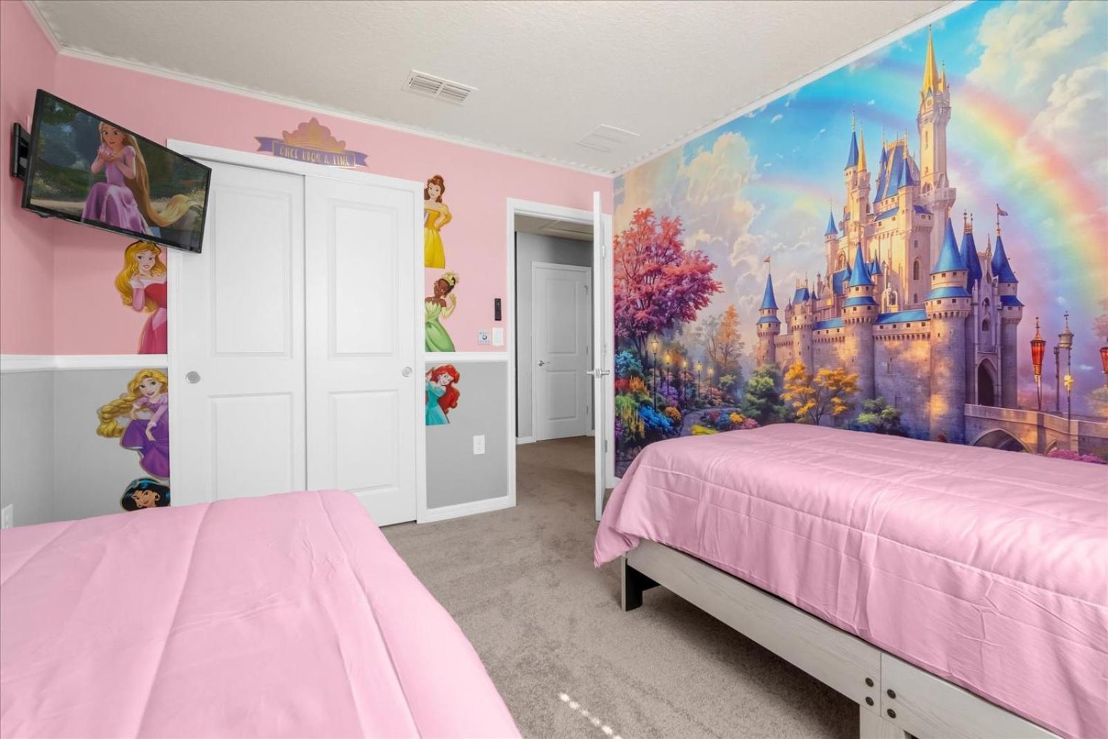 Luxury 5 Bedroom Family With Pool Theater And Arcade Near *