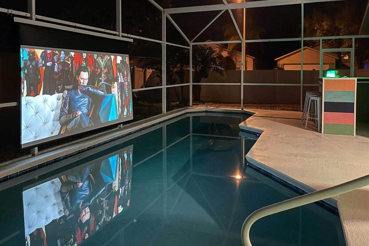 Florida Star Wars Villa, Poolside Cinema *