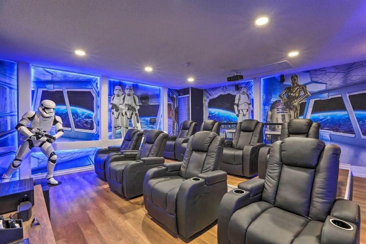 Florida Star Wars Villa, Poolside Cinema Holiday home Orlando