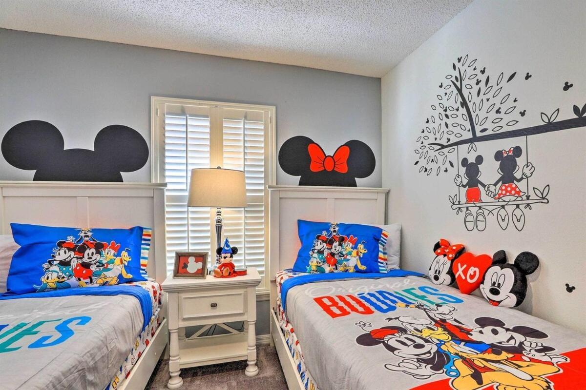 Florida Star Wars Villa, Poolside Cinema Holiday home Orlando