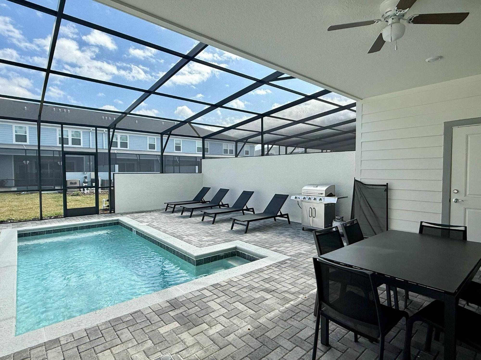 Stunning Pool Just Minutes From Holiday home *