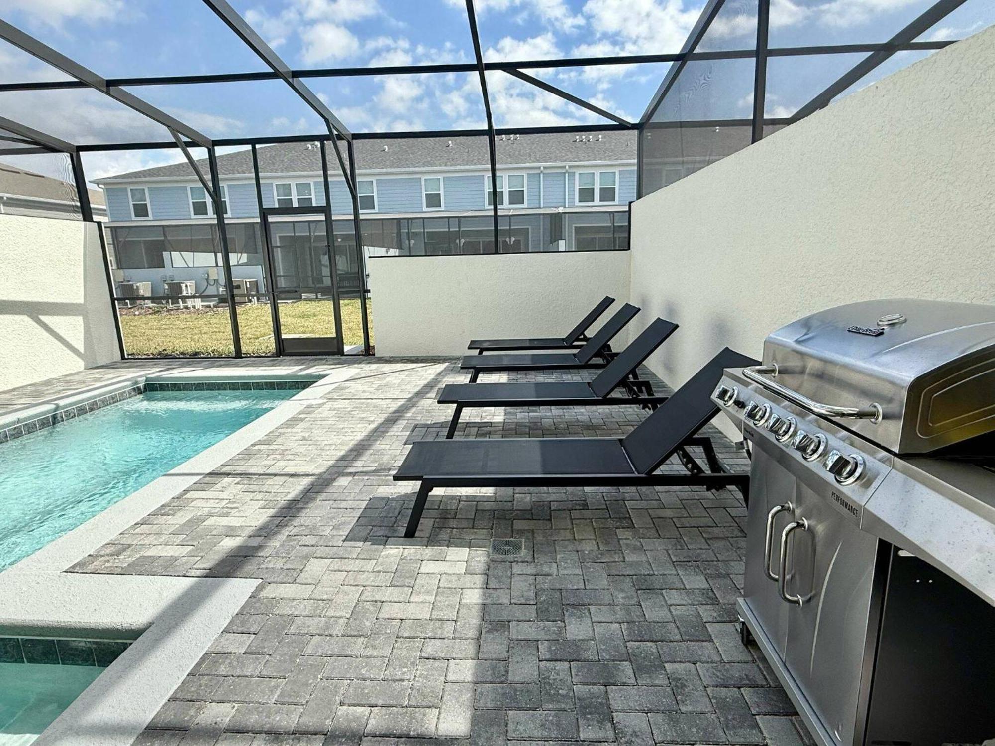 Stunning Pool Just Minutes From Holiday home