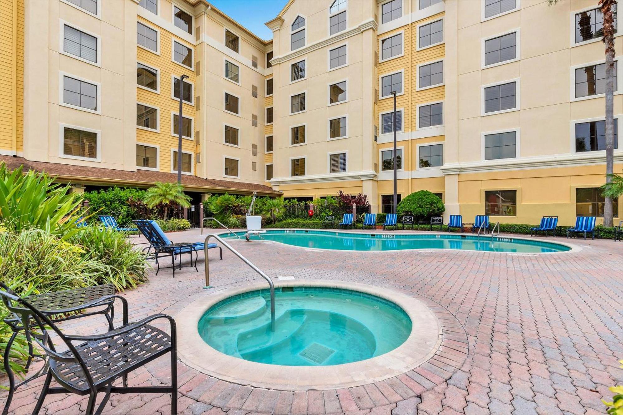 Spacious Queen Near Universal Pool & Hot Tub *