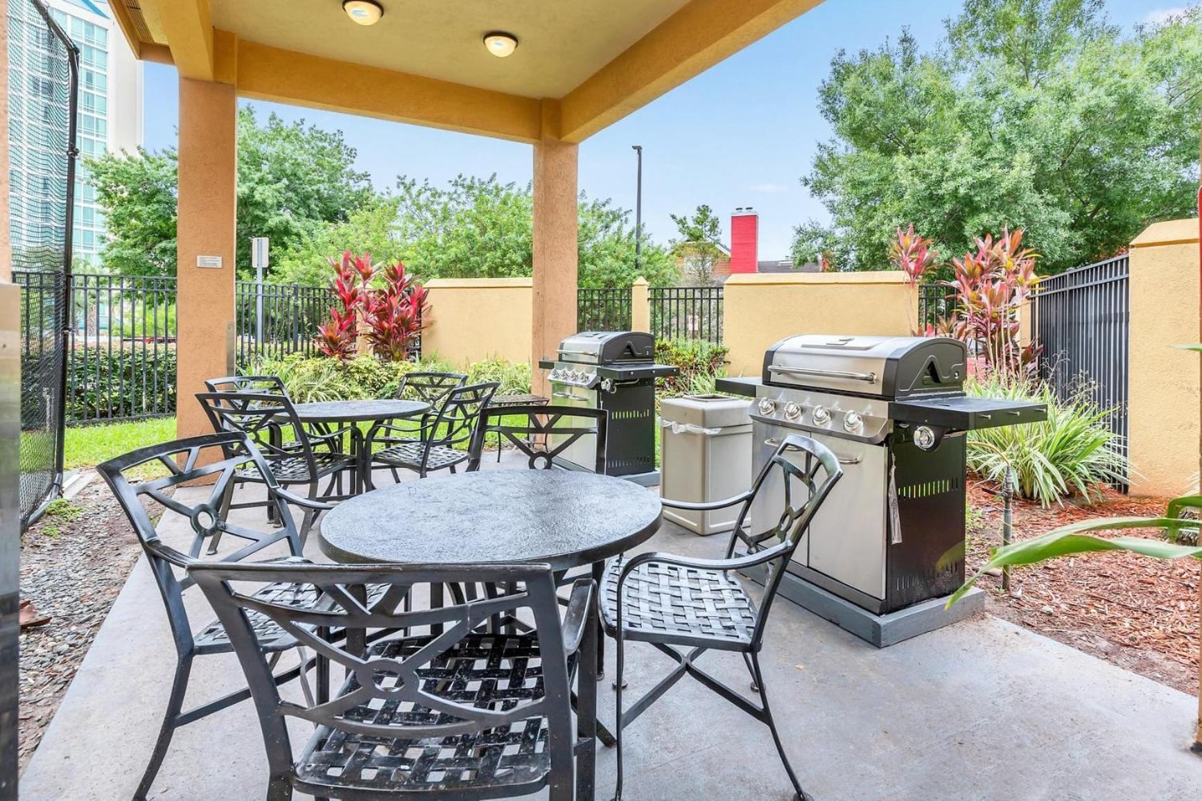 Spacious Queen Near Universal Pool & Hot Tub Apartment *