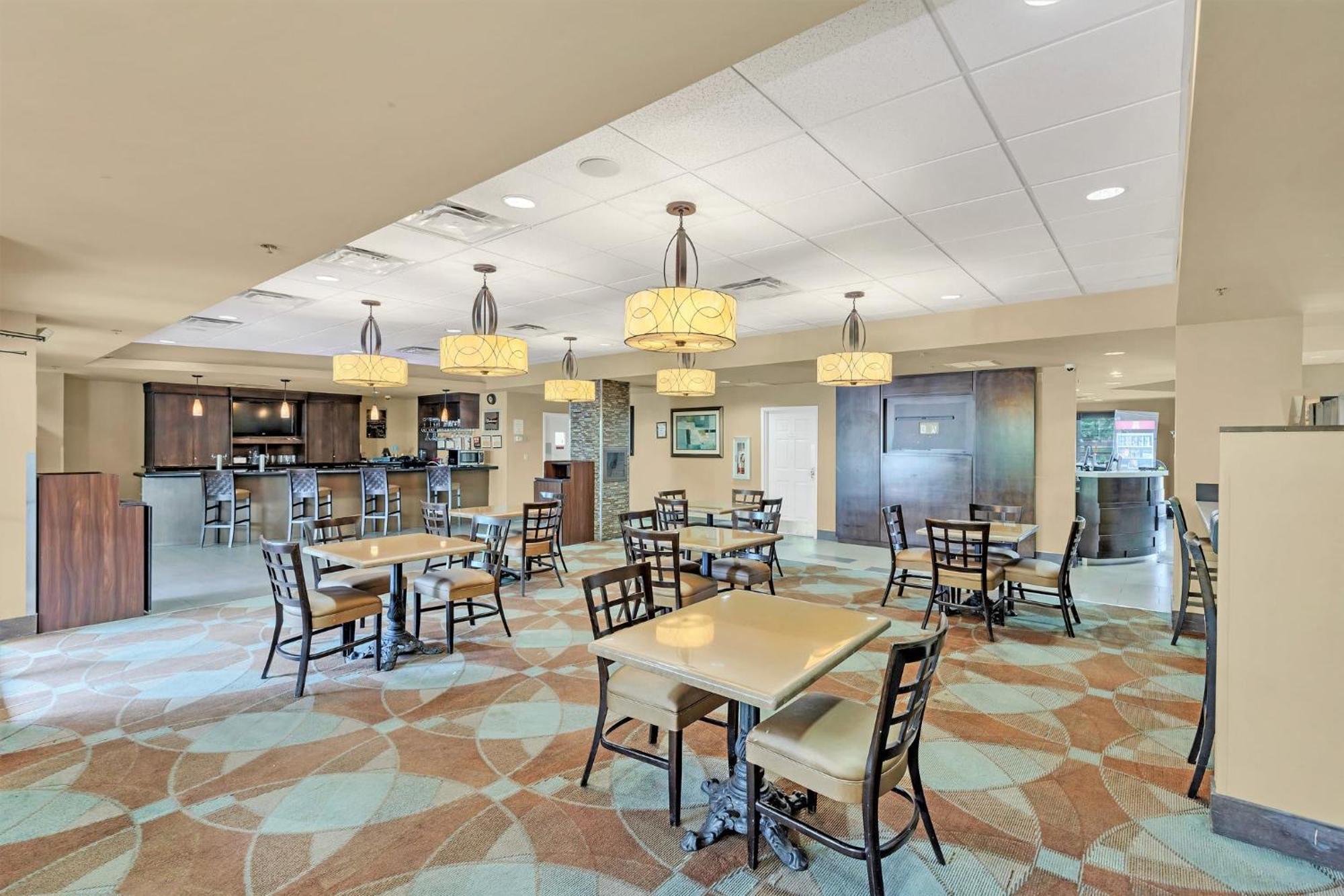 Spacious Queen Near Universal Pool & Hot Tub Apartment Orlando