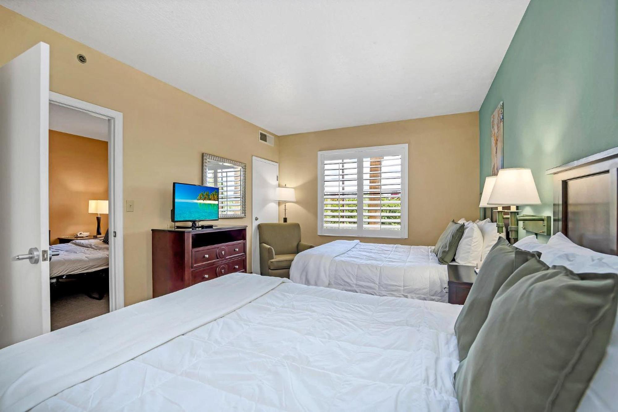 Spacious Queen Near Universal Pool & Hot Tub *