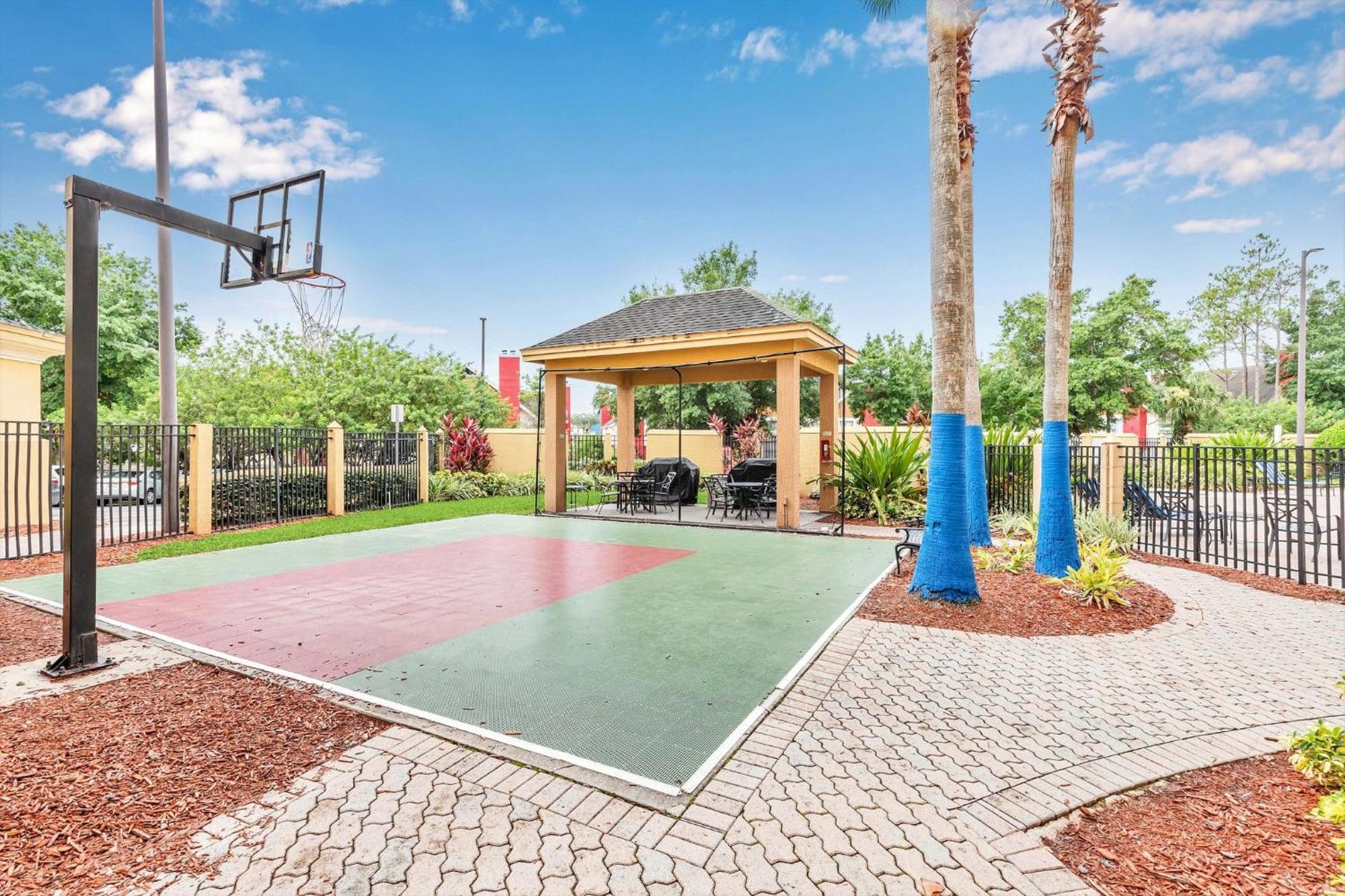 Spacious Queen Near Universal Pool & Hot Tub Orlando