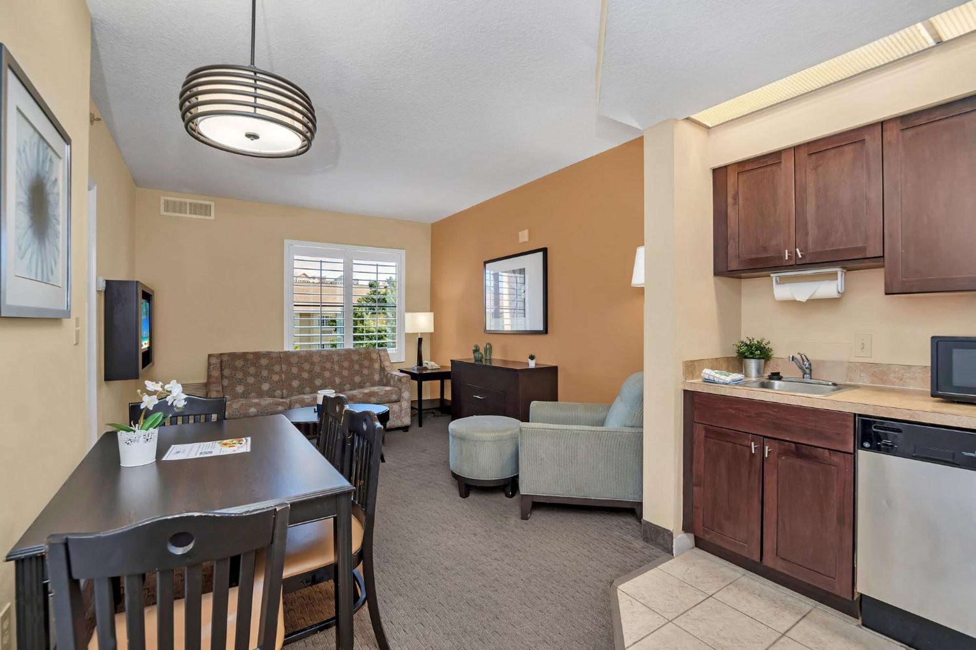 Spacious Queen Near Universal Pool & Hot Tub *