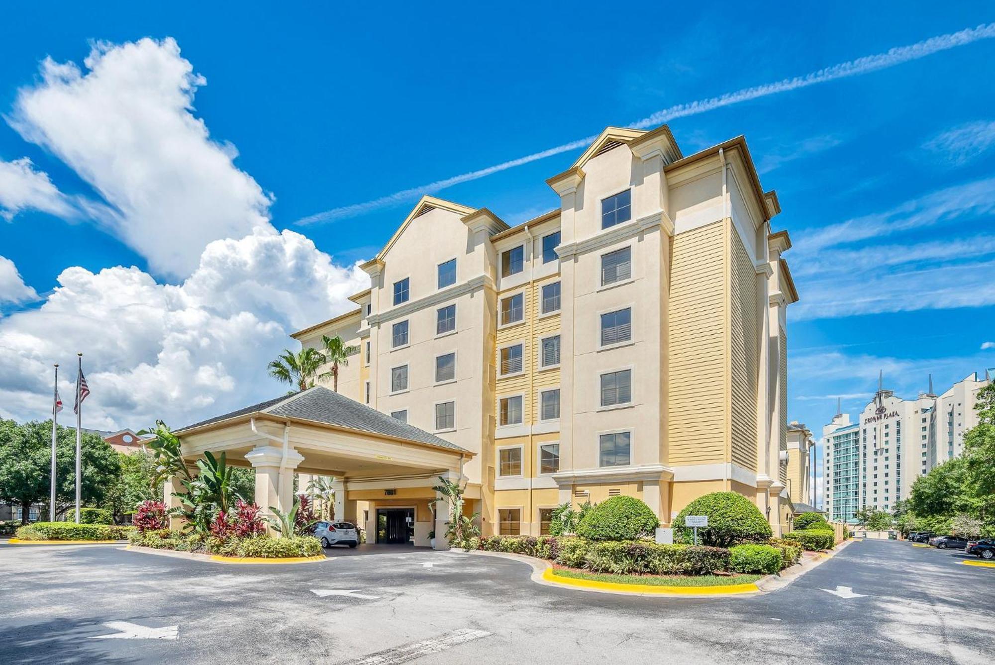 Spacious Queen Near Universal Pool & Hot Tub