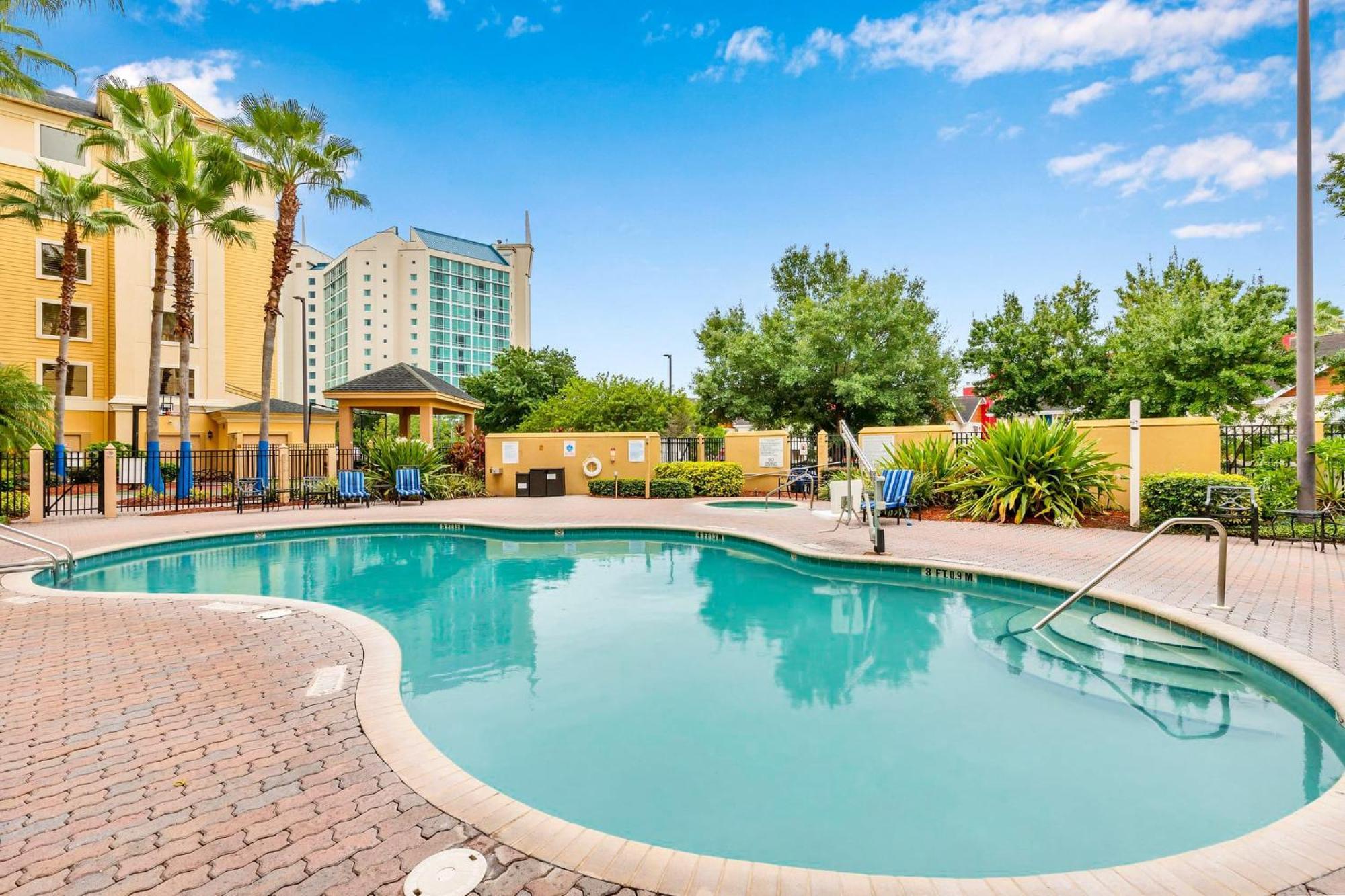 Spacious Queen Near Universal Pool & Hot Tub Apartment Orlando