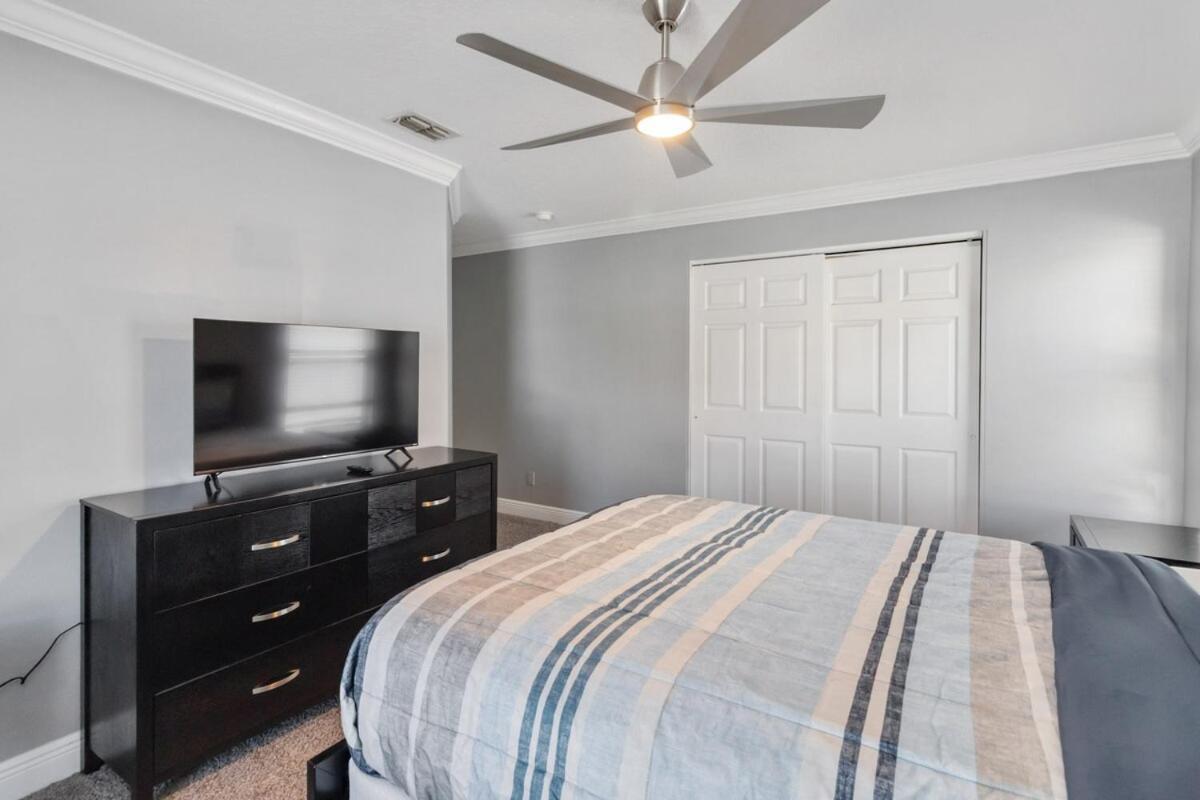 5br Oasis Retreat Near *