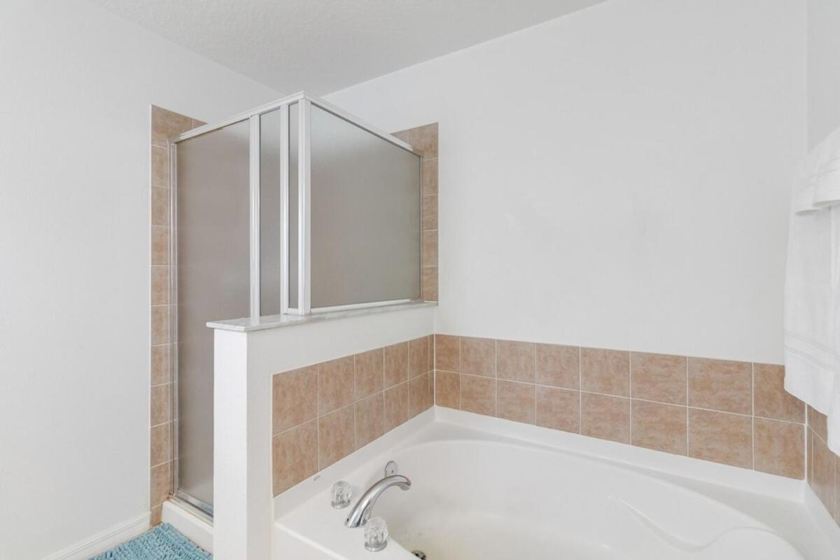 5br Oasis Retreat Near *