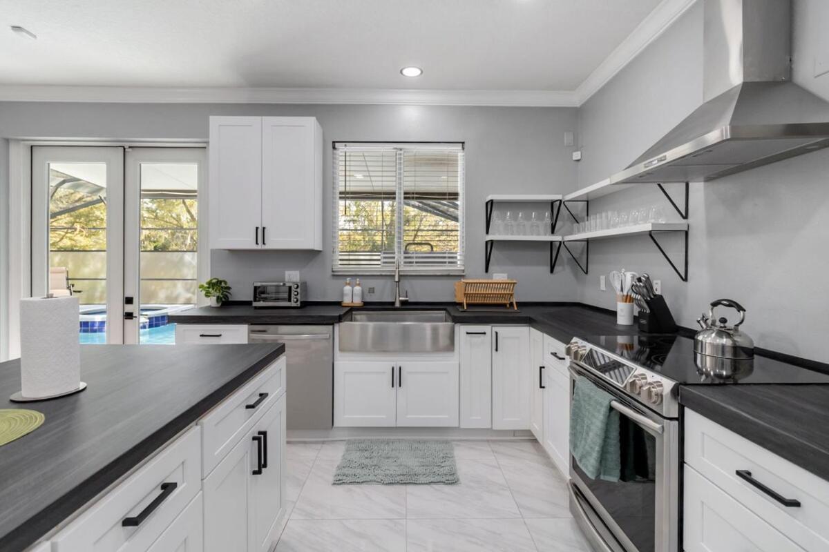 5br Oasis Retreat Near *