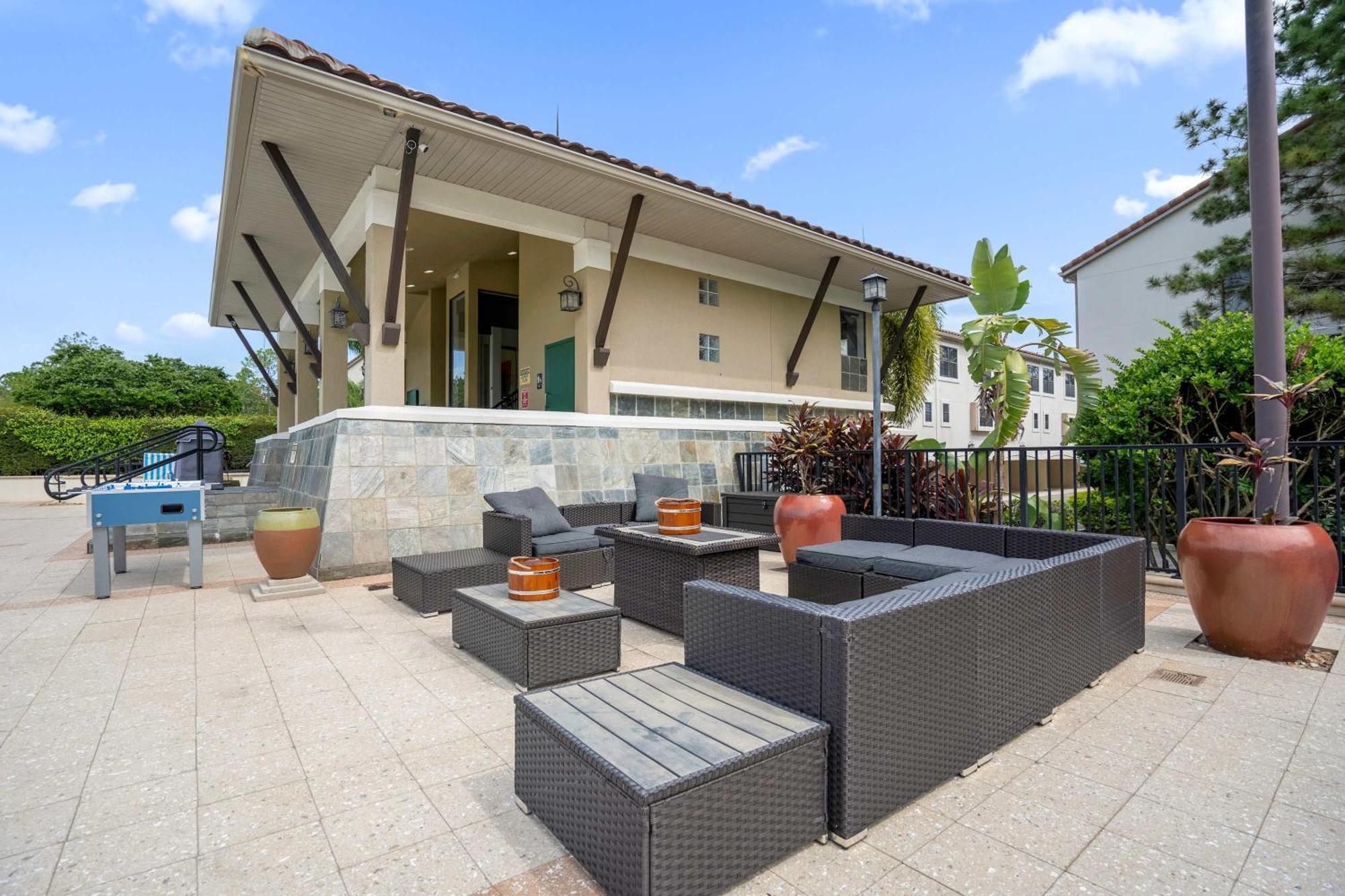 Luxury Townhome - 5 Minutes To
