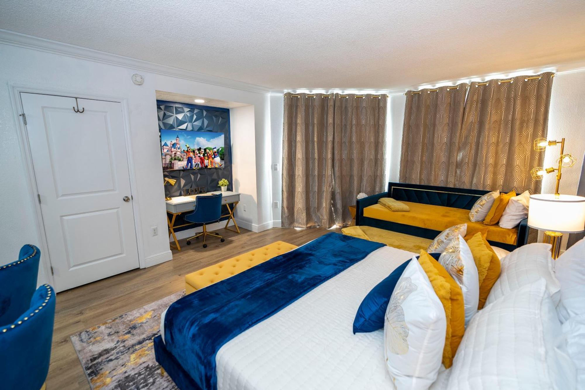 Luxury Lakeview Getaway 1 Mile Universal *