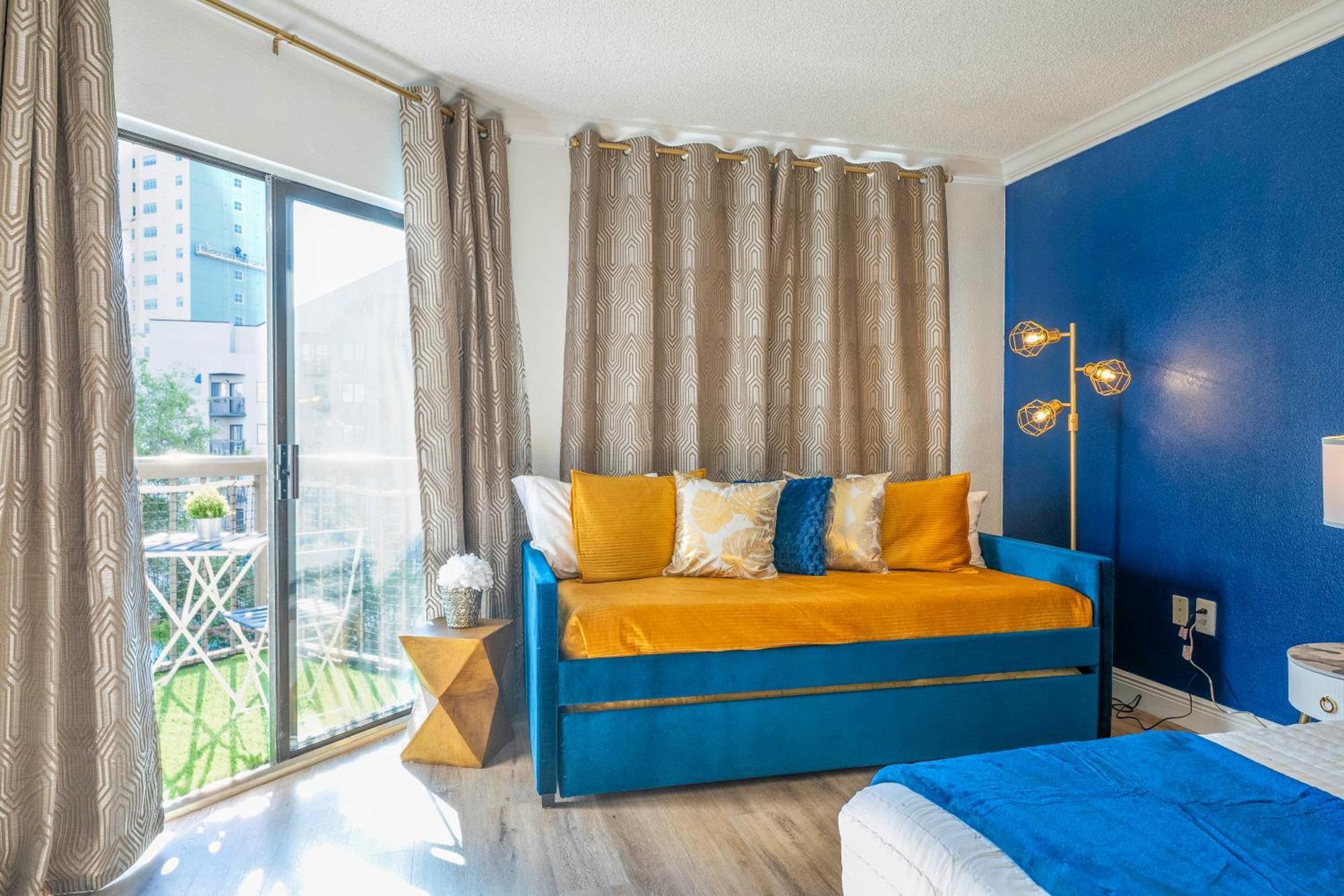 Luxury Lakeview Getaway 1 Mile Universal Apartment