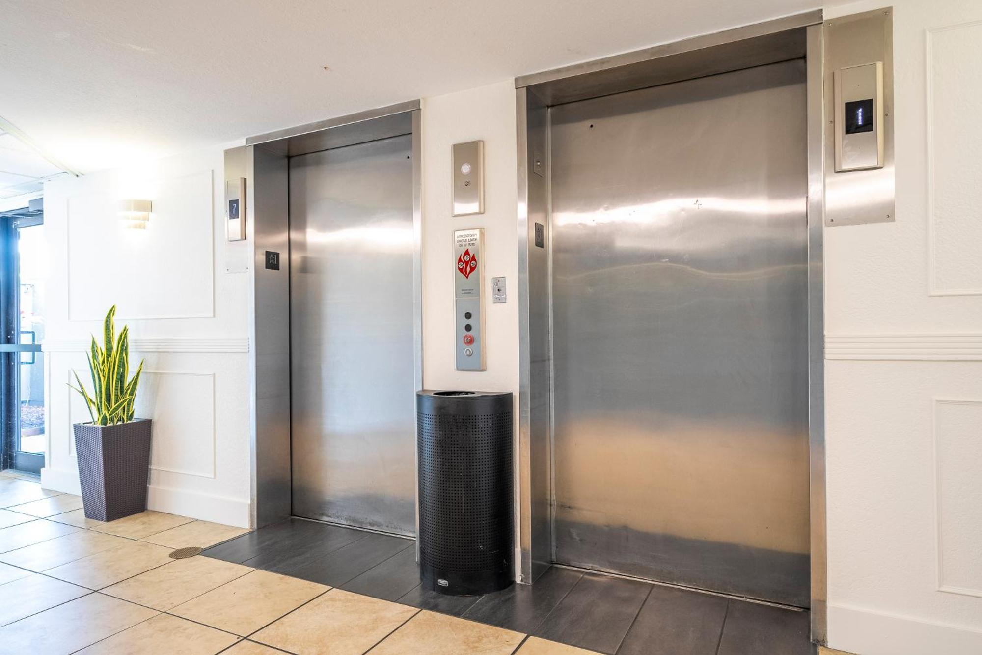 Luxury Lakeview Getaway 1 Mile Universal Apartment *
