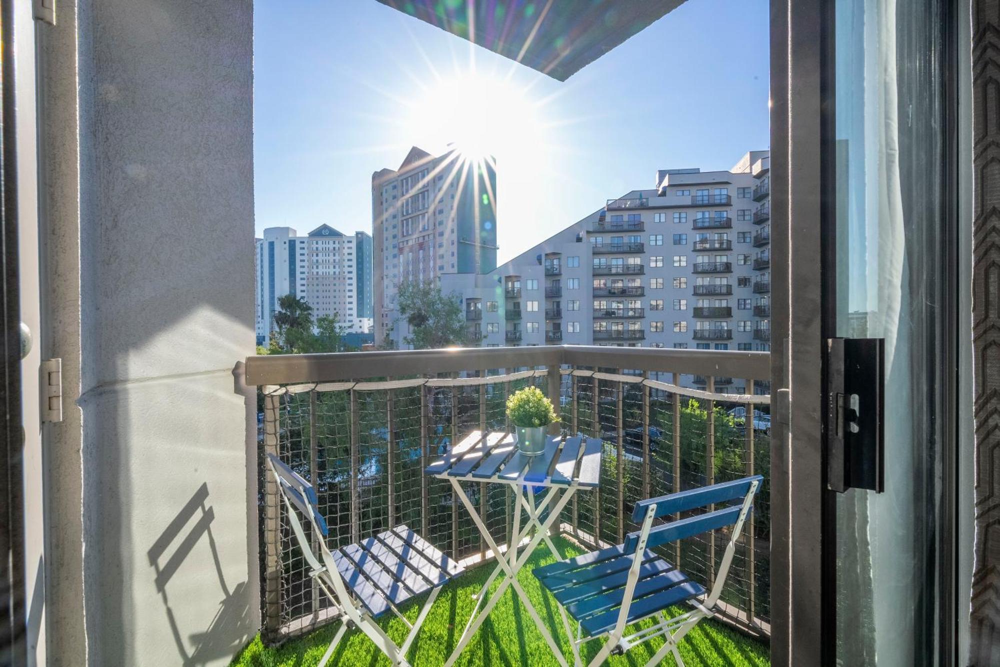 Luxury Lakeview Getaway 1 Mile Universal Apartment