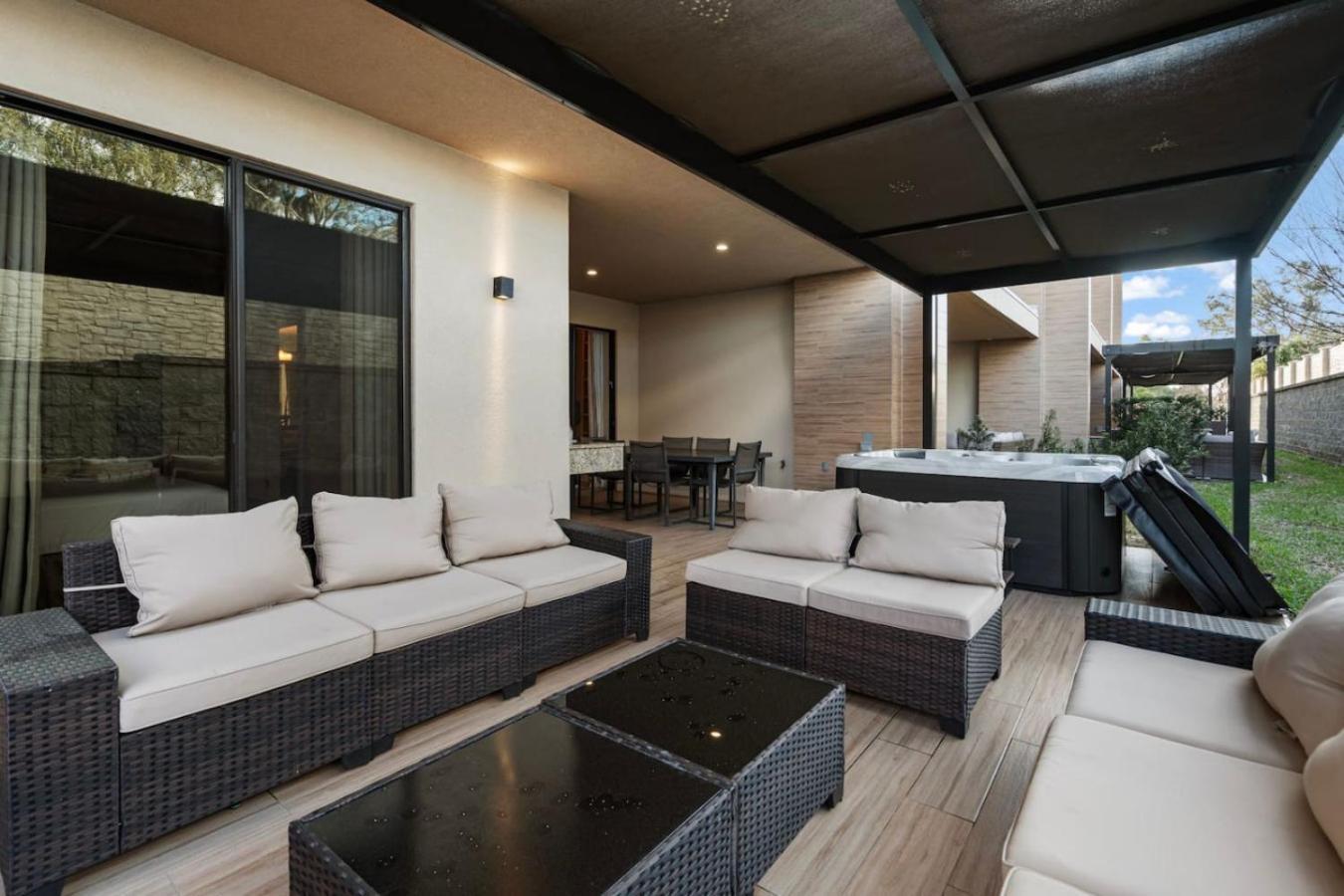 4bd And 4.5ba Amazing With Private Hot Tub * Orlando