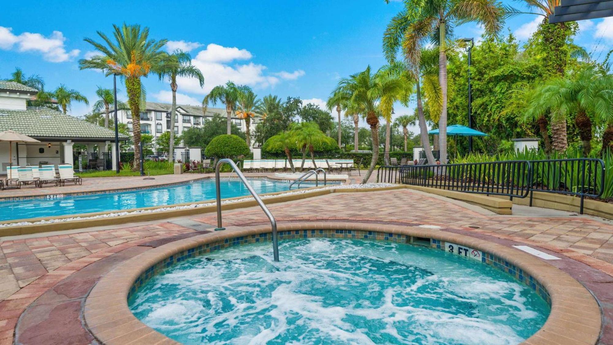 Stylish Vista Cay Luxury Mirage Near Theme Parks, And Walk To The Convention Center Apartment Orlando