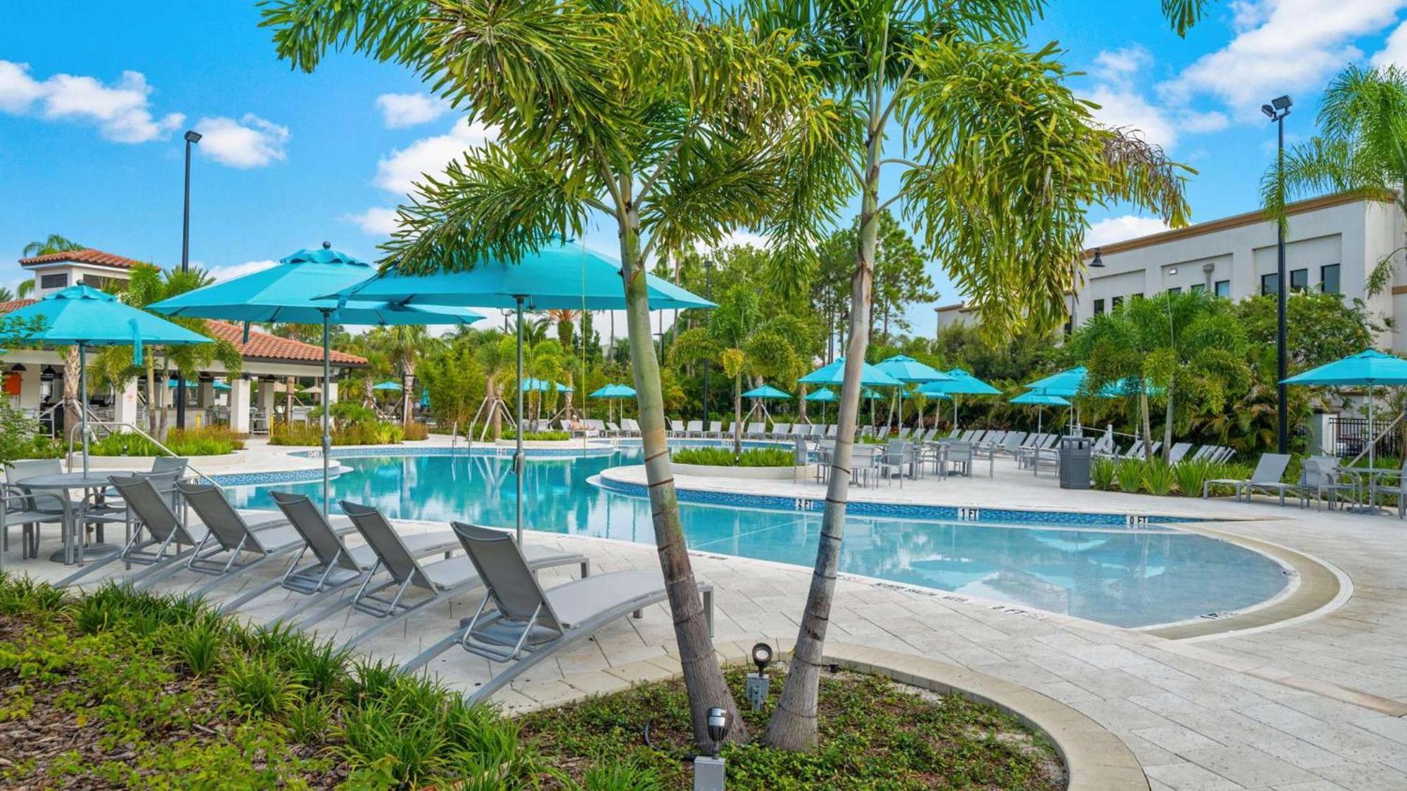 Stylish Vista Cay Luxury Mirage Near Theme Parks, And Walk To The Convention Center Apartment