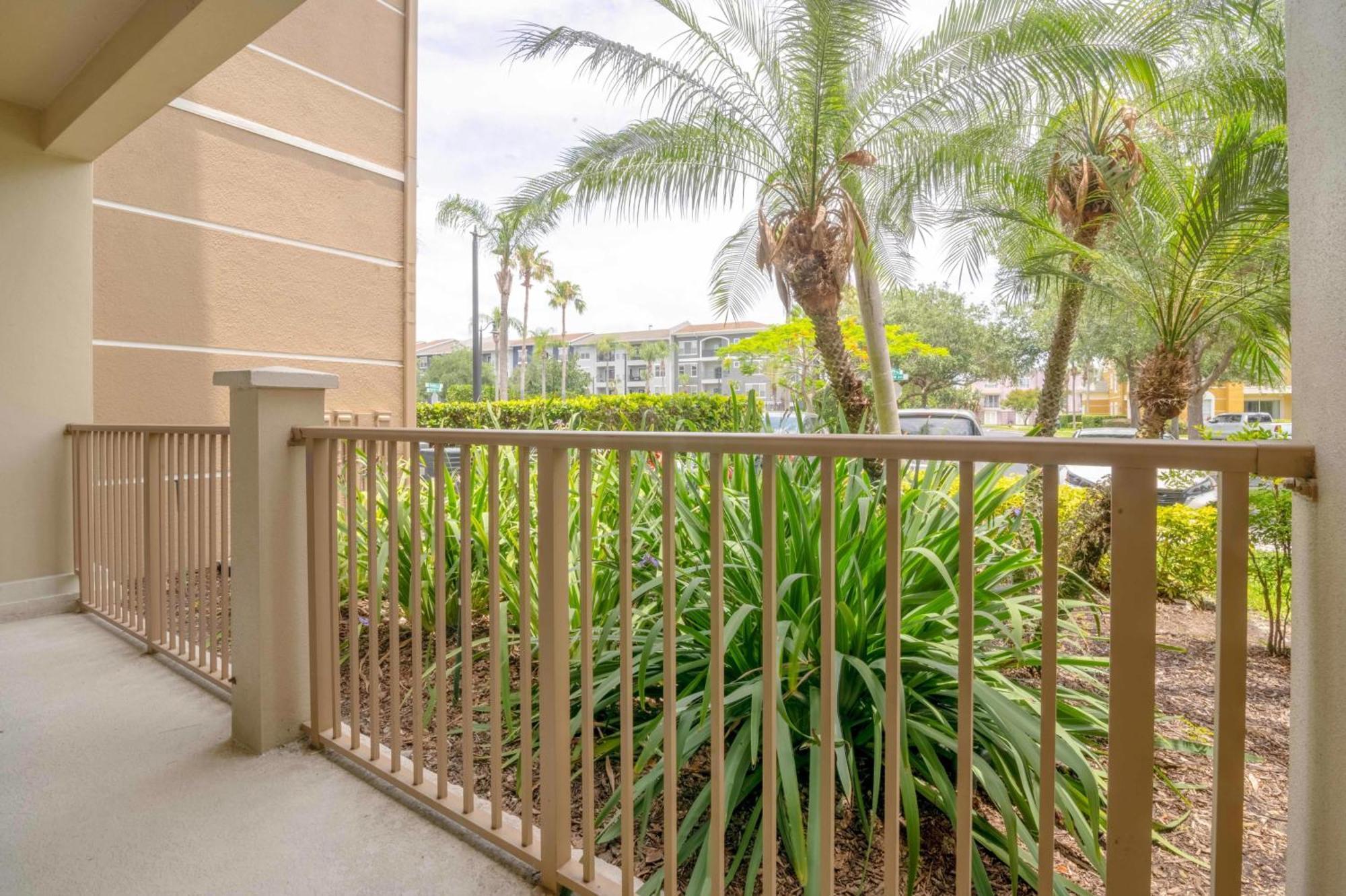 Stylish Vista Cay Luxury Mirage Near Theme Parks, And Walk To The Convention Center Apartment *