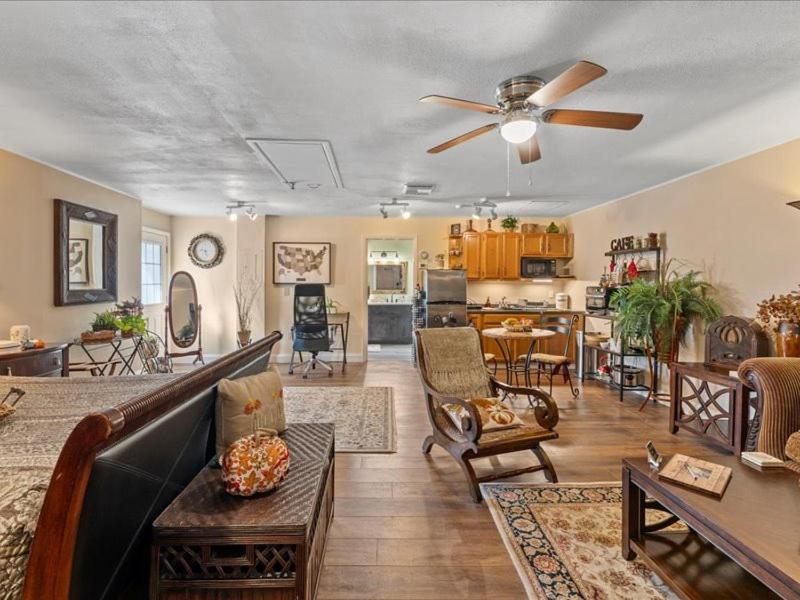 Guest house College Park-Orlando 5Star Villa Oasis - Home Away From Home - Quiet Neighborhood-Private Botanical Courtyard - Mins From Eola,Dt, Winter Park - Free Parking & Ev Plug In *