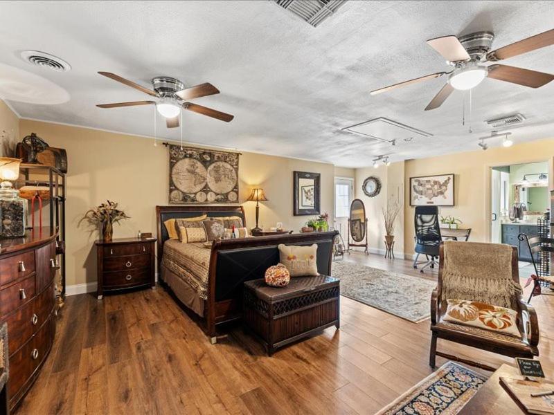 Guest house College Park-Orlando 5Star Villa Oasis - Home Away From Home - Quiet Neighborhood-Private Botanical Courtyard - Mins From Eola,Dt, Winter Park - Free Parking & Ev Plug In Orlando