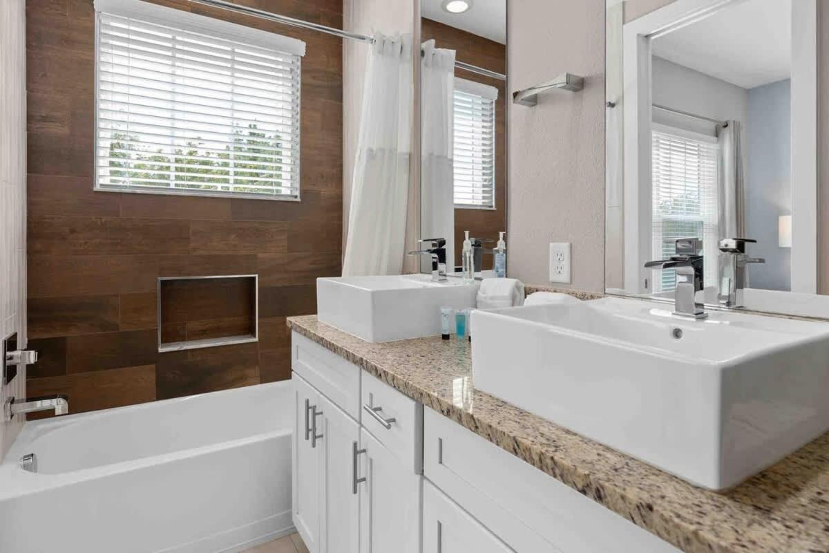 Super Sweet - Jacuzzi & To Disneys Parks 3 Miles Holiday home
