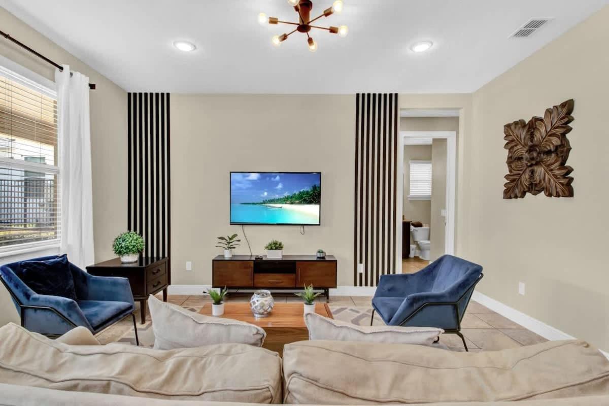 Relaxing 6br W Pool Near Holiday home