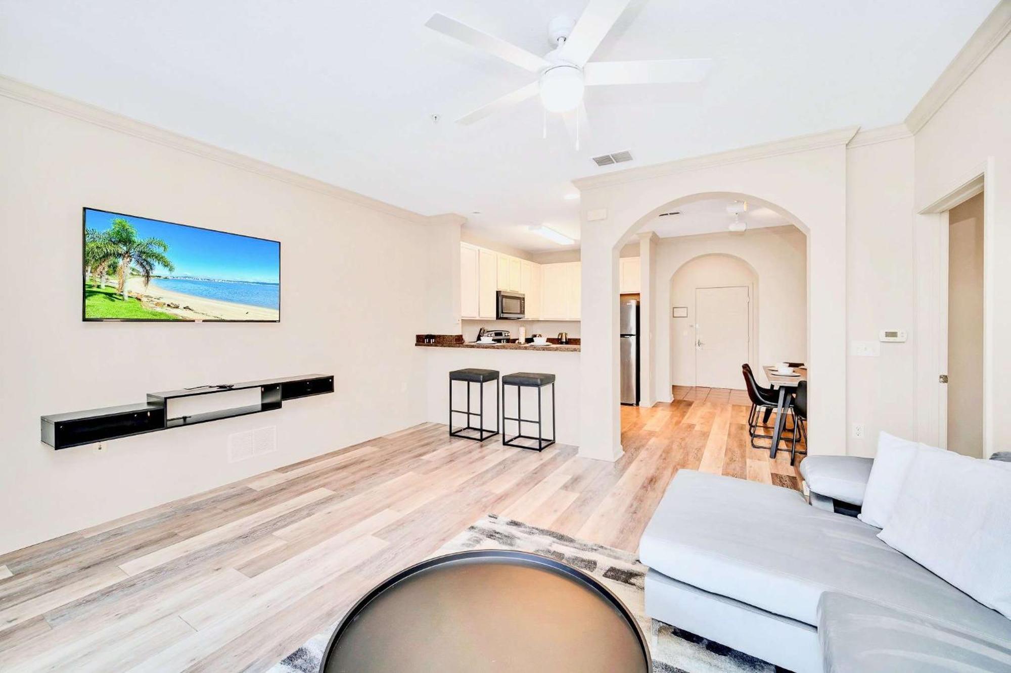 Luxury 2br - Pool & Hot Tub - Near Holiday home