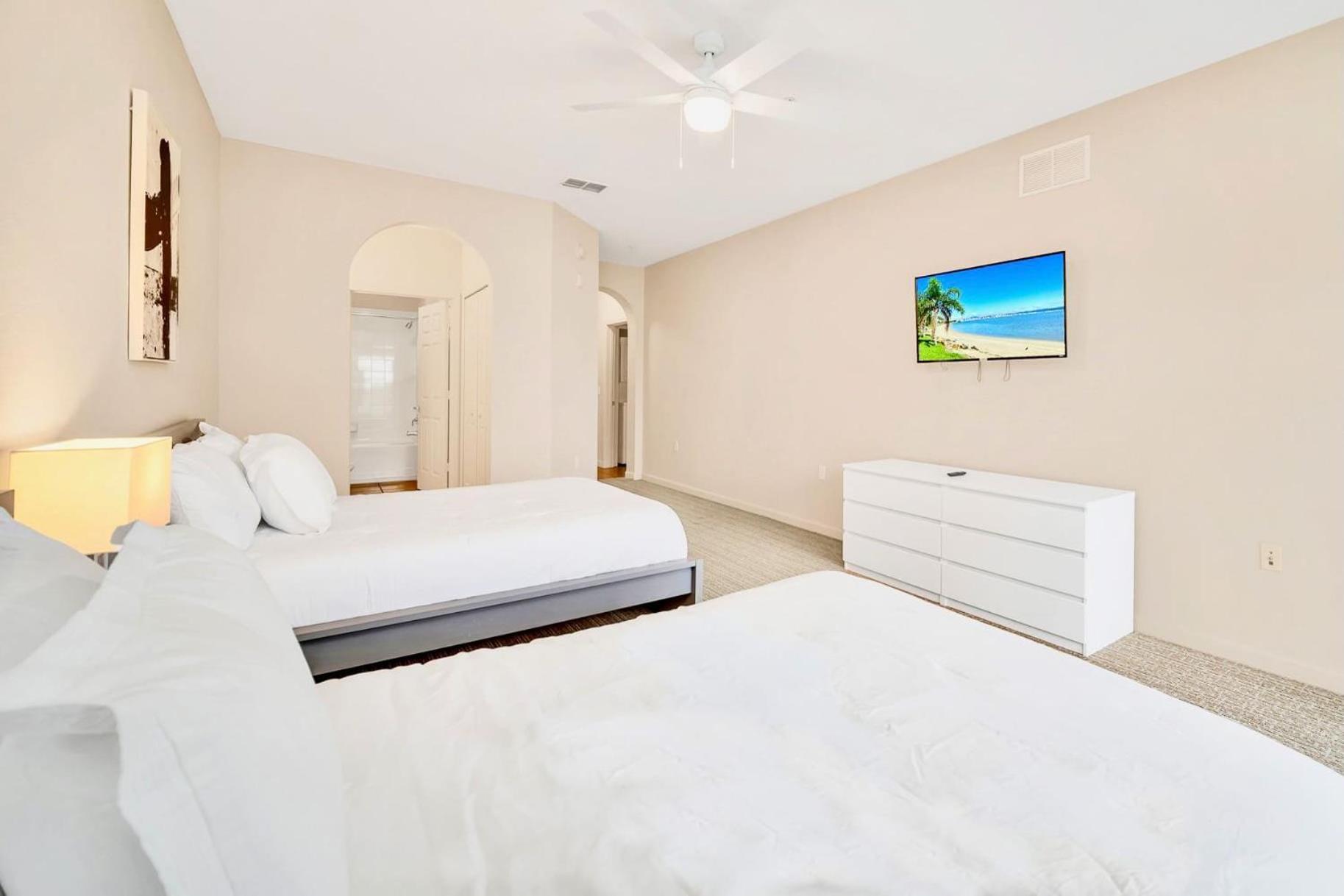 Luxury 2br - Pool & Hot Tub - Near Holiday home *
