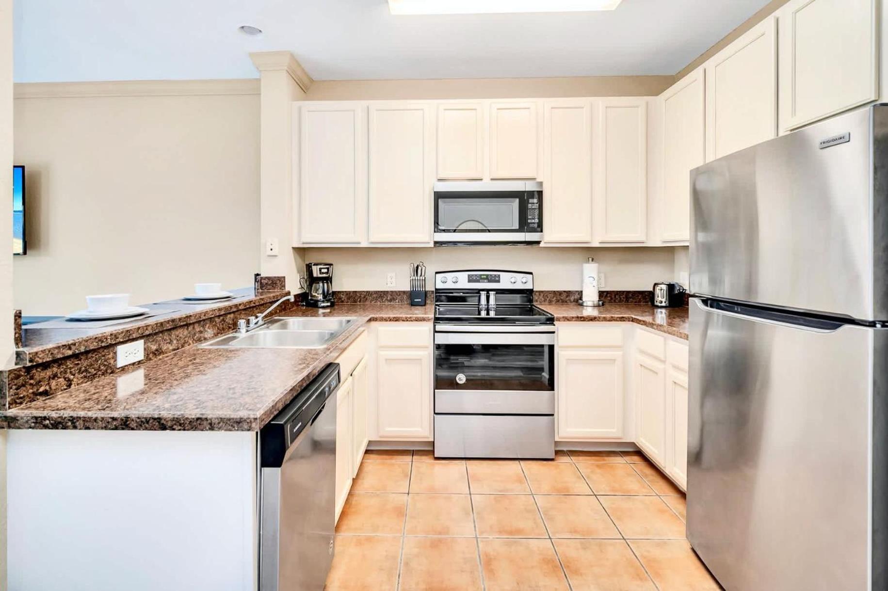 Luxury 2br - Pool & Hot Tub - Near Holiday home