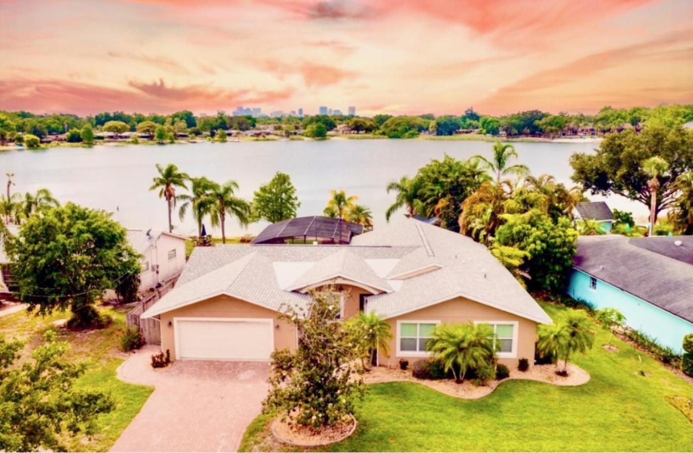 Holiday home Lakefront House With Pool Near Downtown *