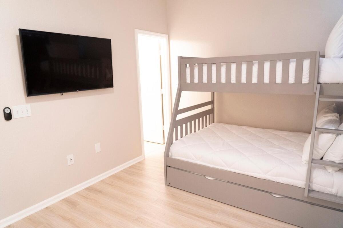 New Luxury Townhome Near Holiday home