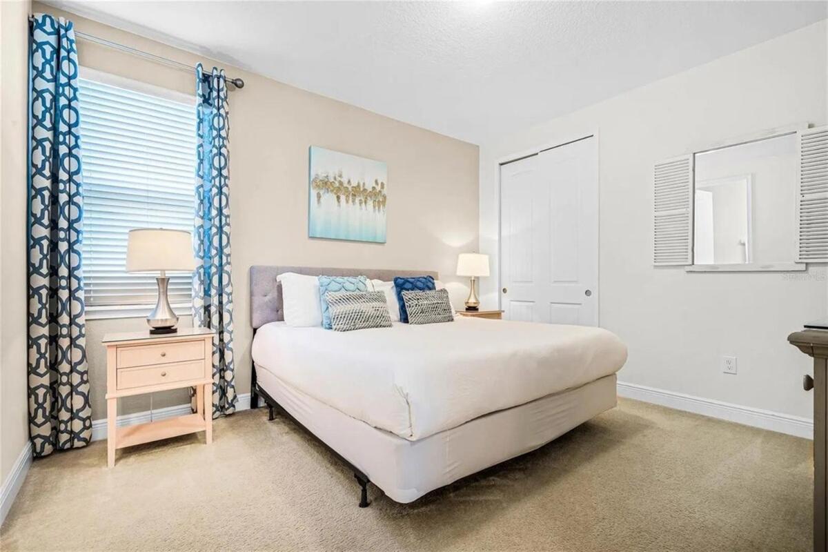Holiday home 220-6-pc-stunning Slide Bedroom Orlando