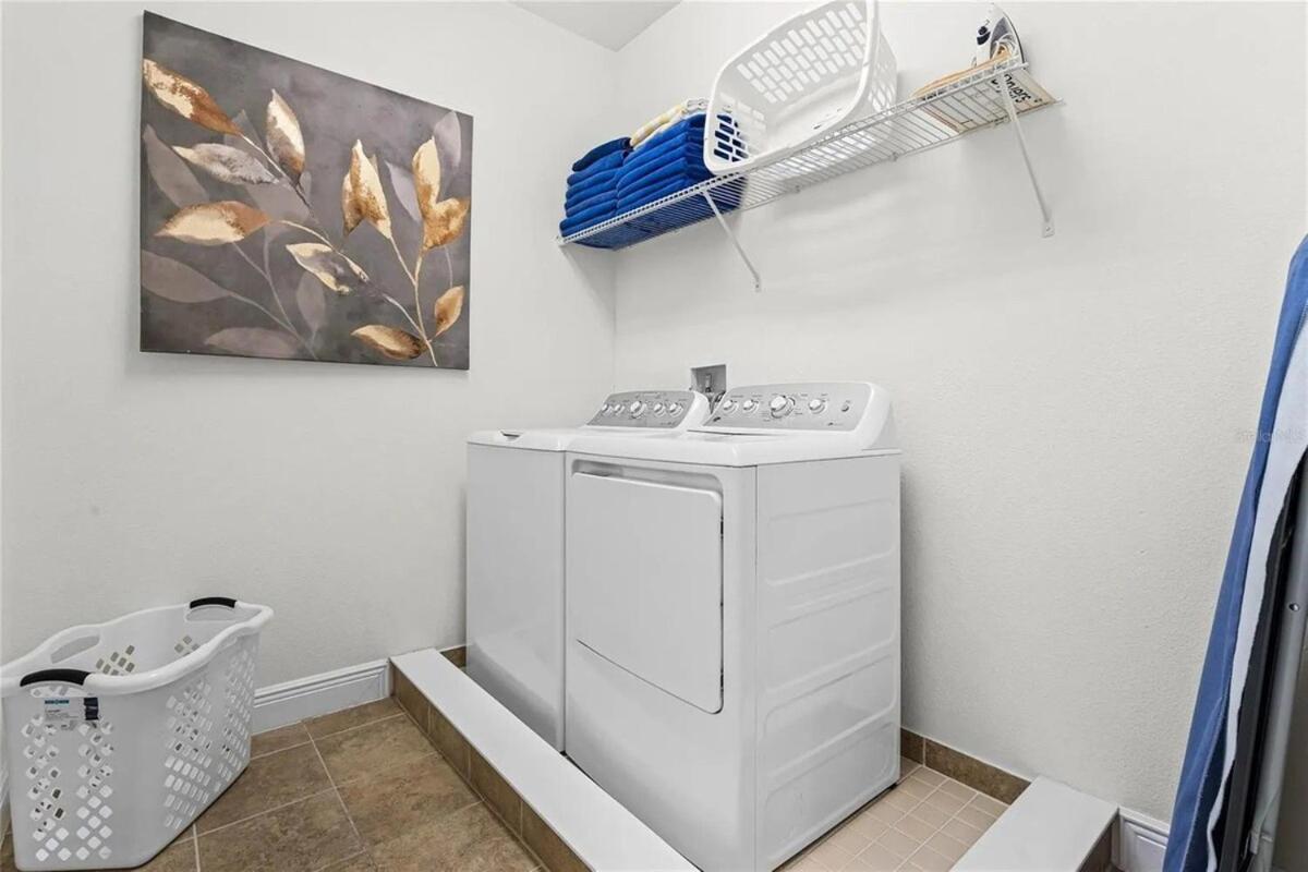 220-6-pc-stunning Slide Bedroom Holiday home *