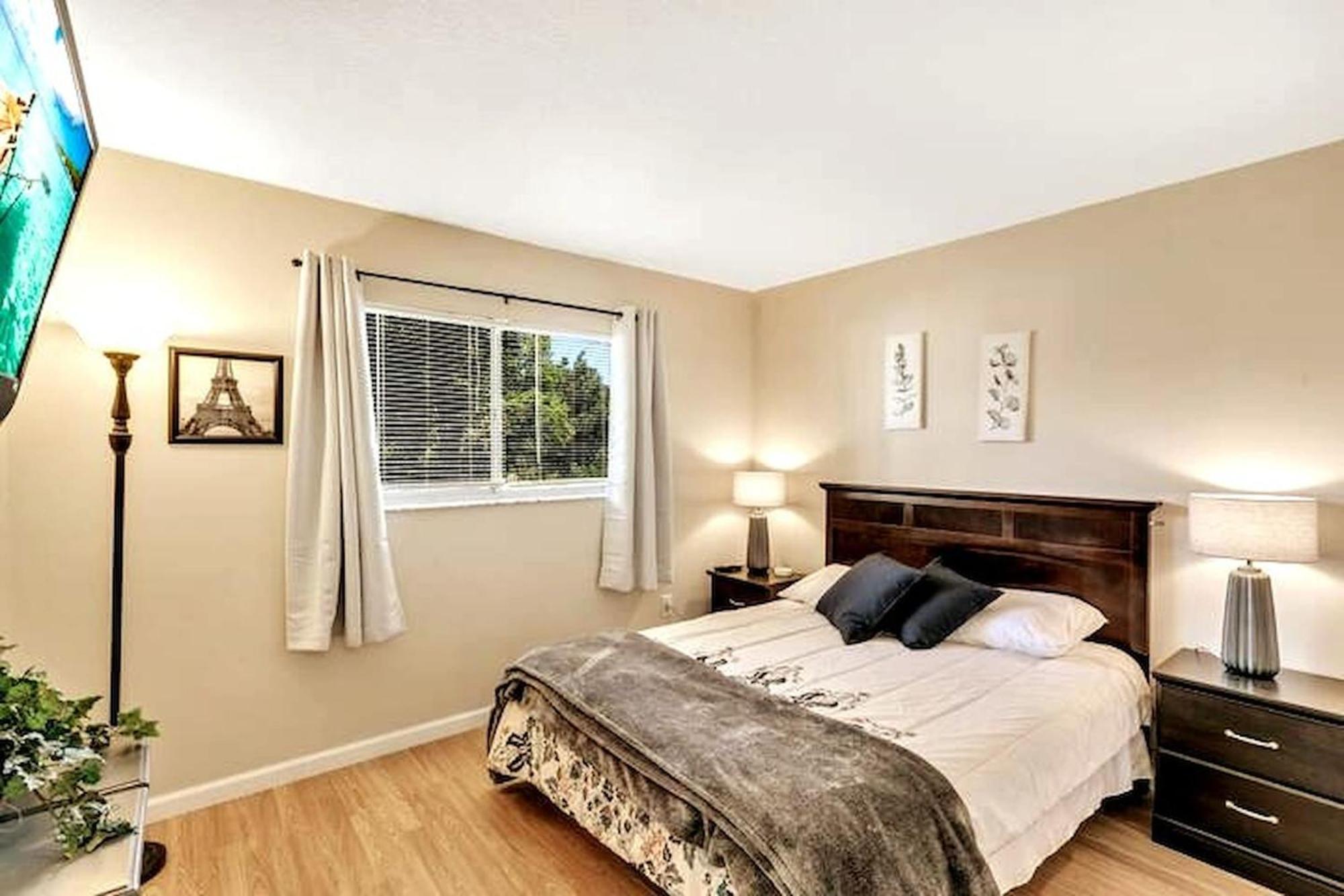 Cozy With Game Garage And Fenced Backyard Holiday home *