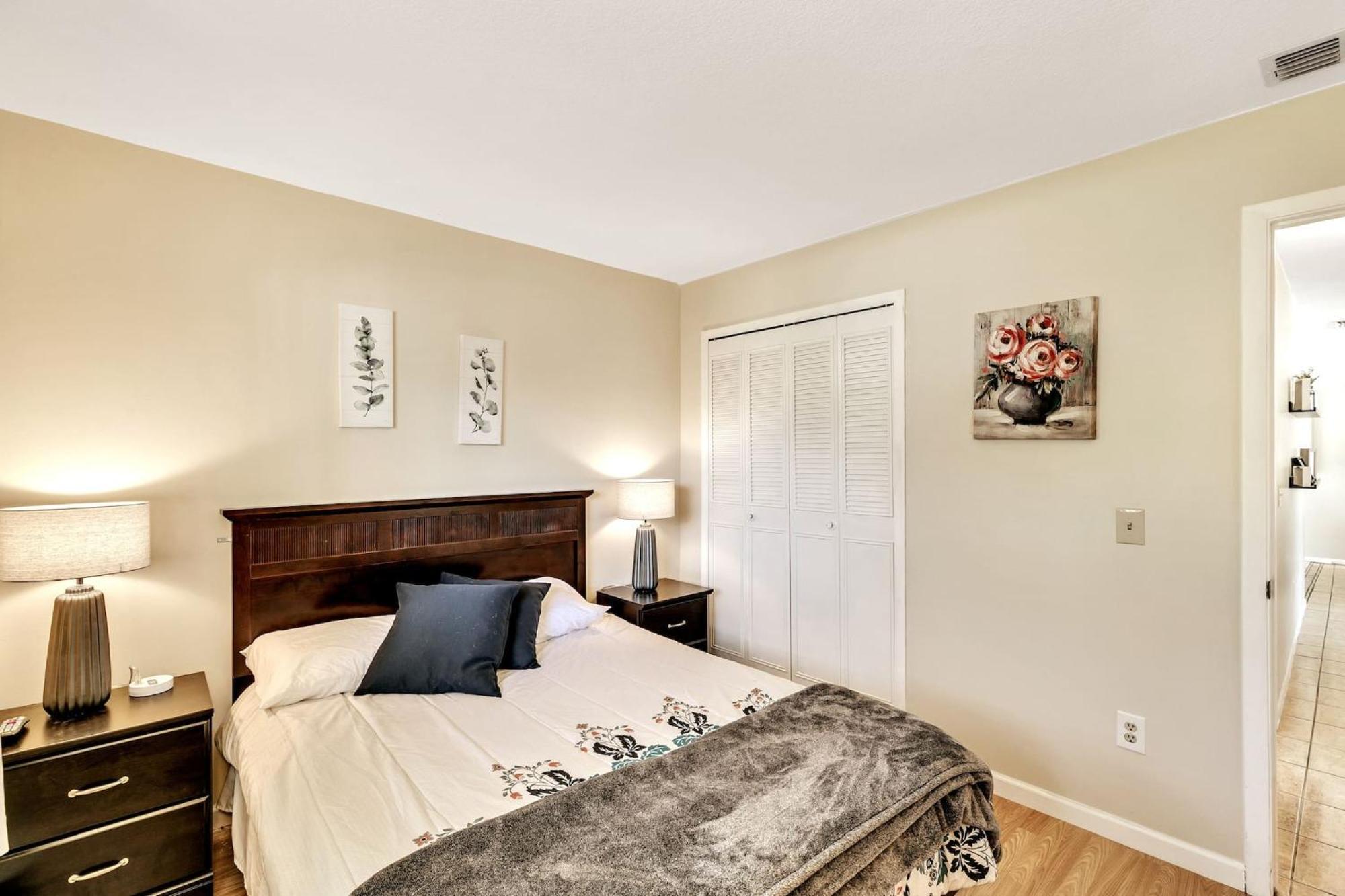 Cozy With Game Garage And Fenced Backyard Holiday home Orlando