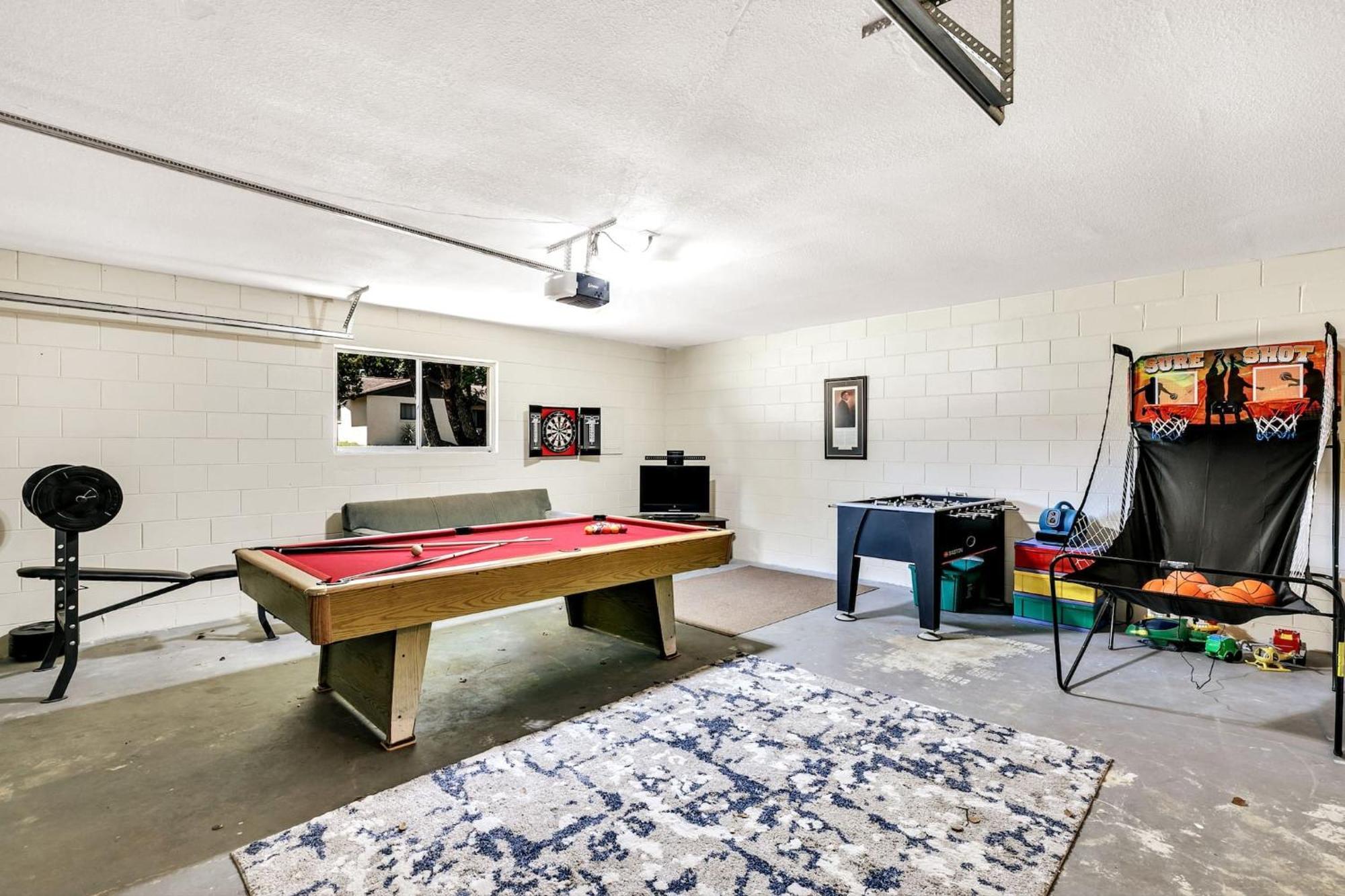 Cozy With Game Garage And Fenced Backyard Holiday home