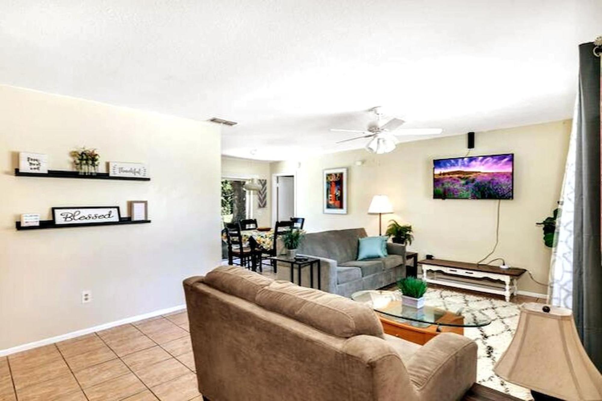 Cozy With Game Garage And Fenced Backyard Holiday home *