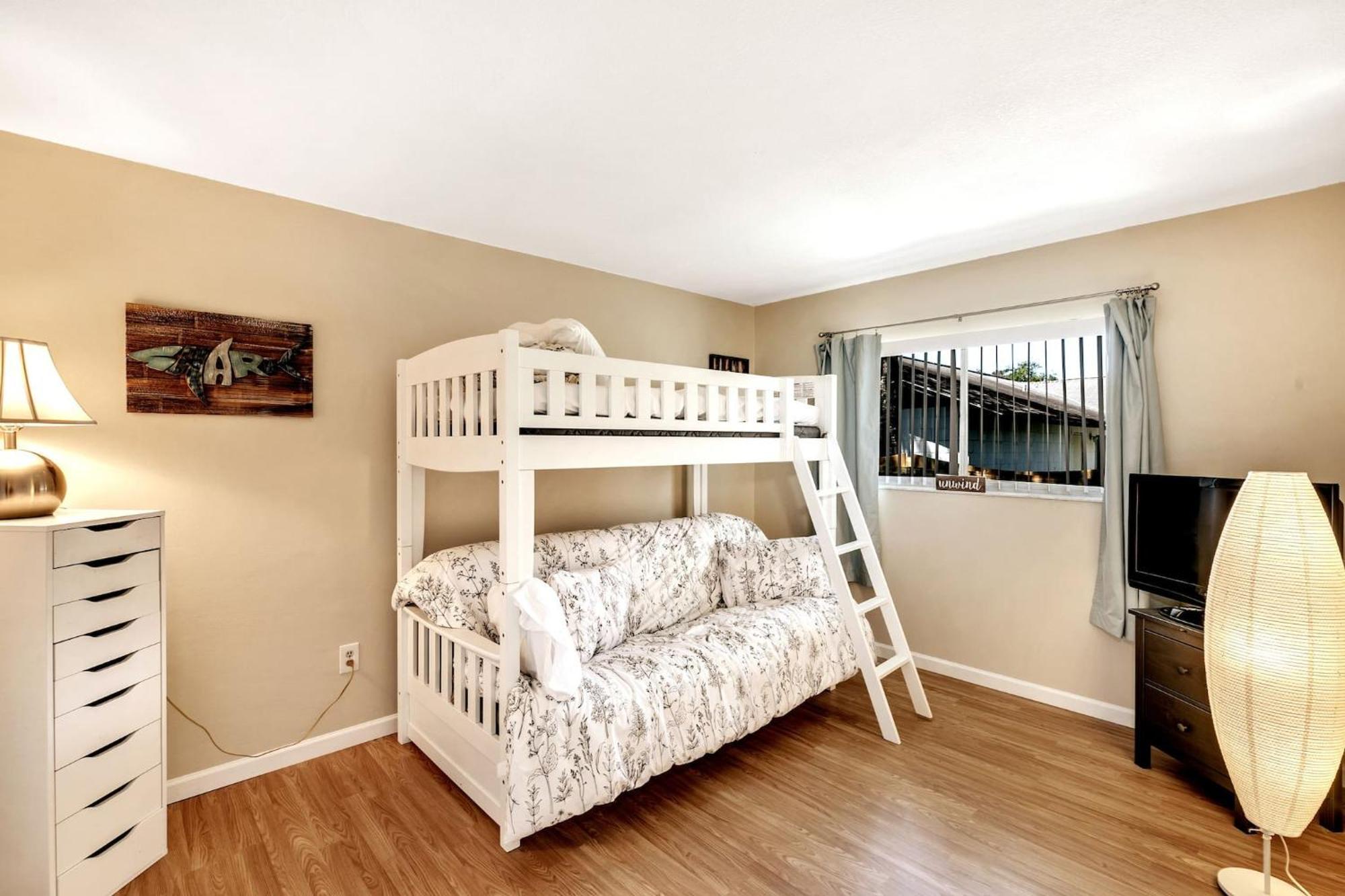 Cozy With Game Garage And Fenced Backyard *