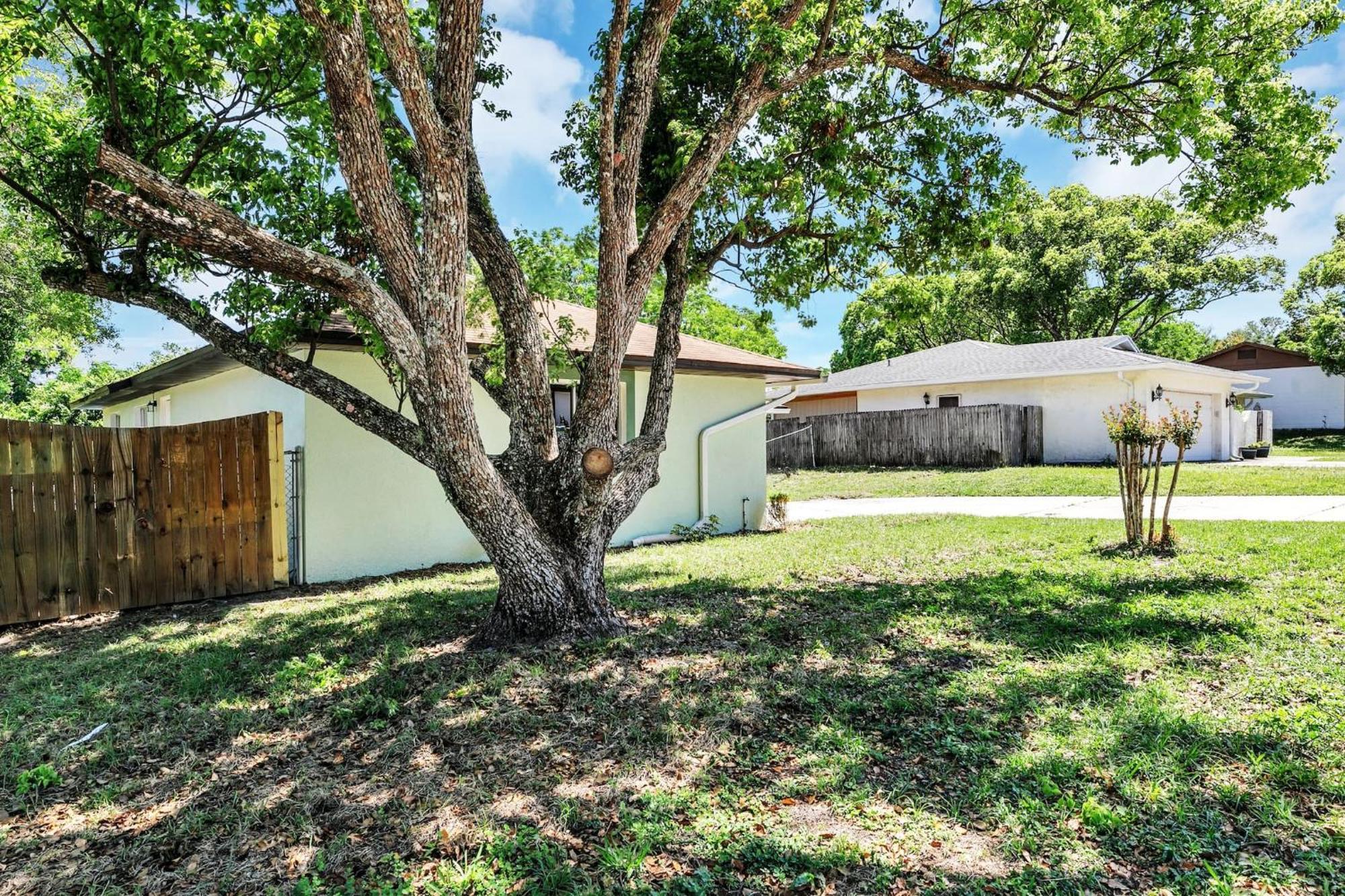 Holiday home Cozy With Game Garage And Fenced Backyard