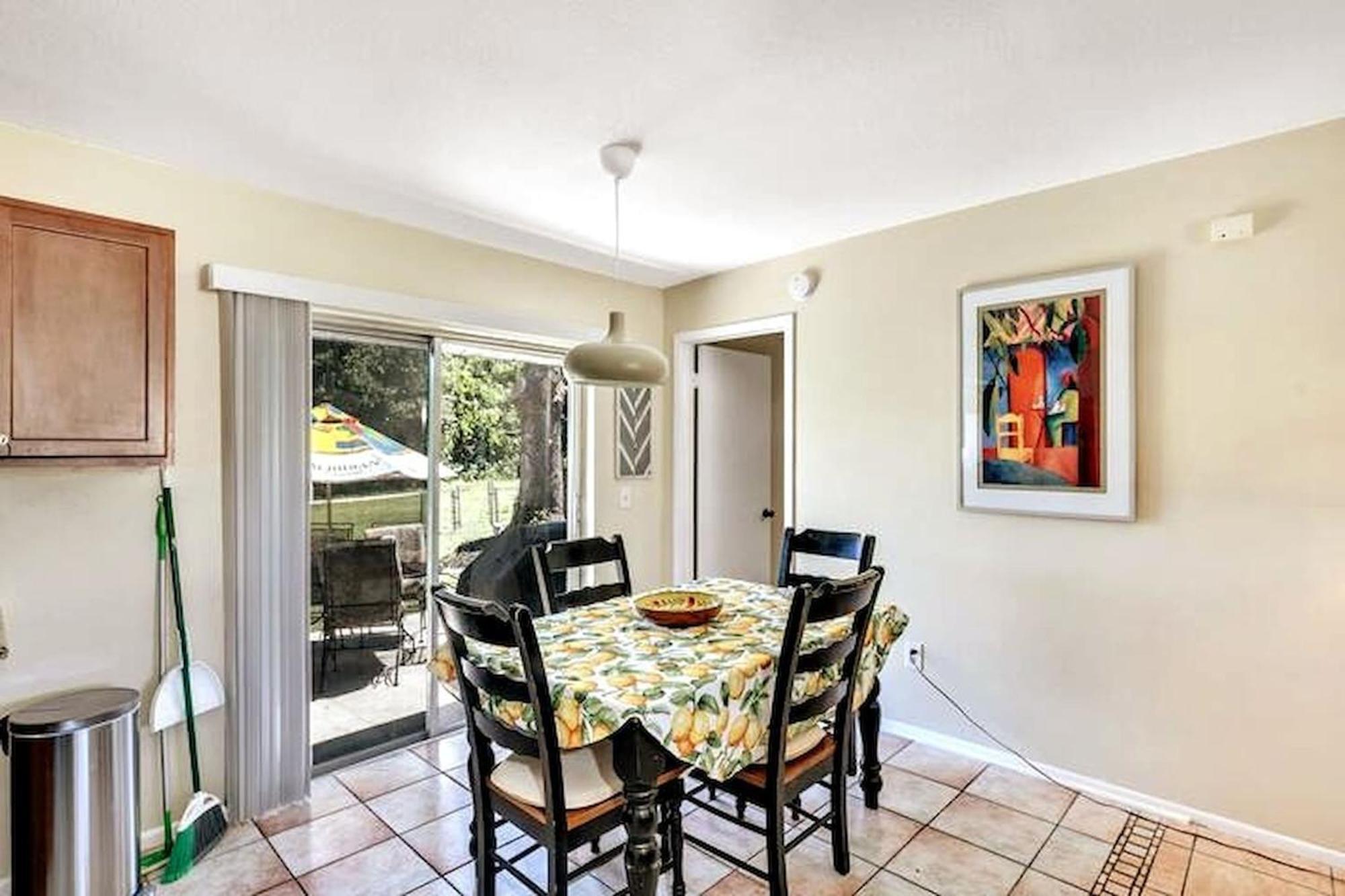 Cozy With Game Garage And Fenced Backyard Holiday home Orlando