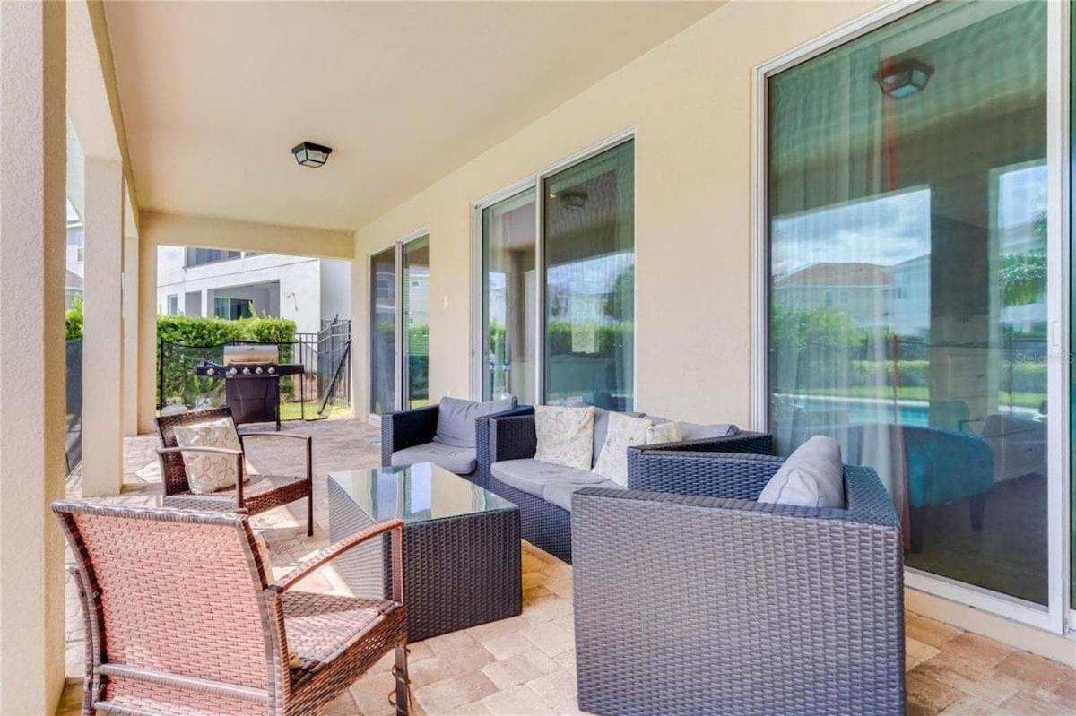 7723-9-gs- In Style Open Concept Living Area Orlando