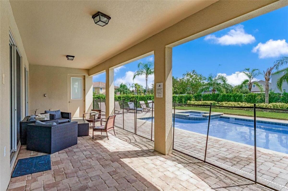 7723-9-gs- In Style Open Concept Living Area Orlando