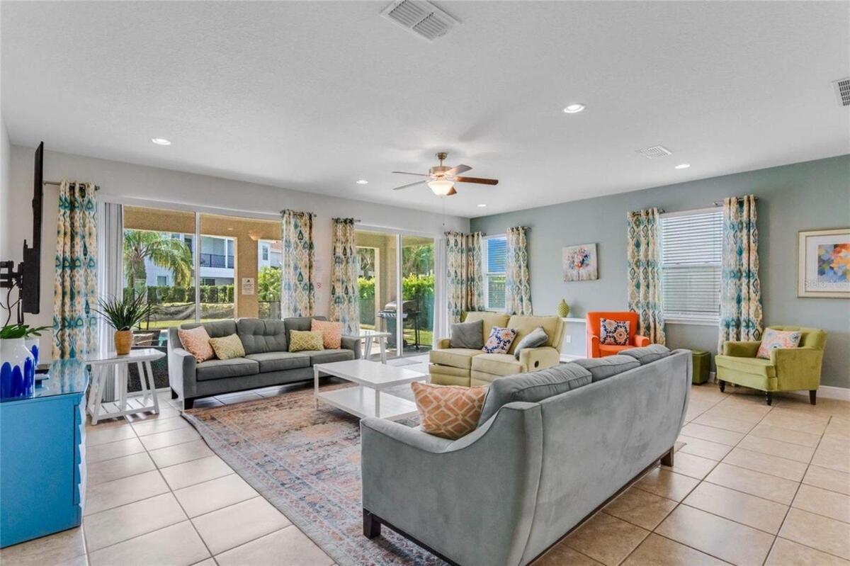 7723-9-gs- In Style Open Concept Living Area