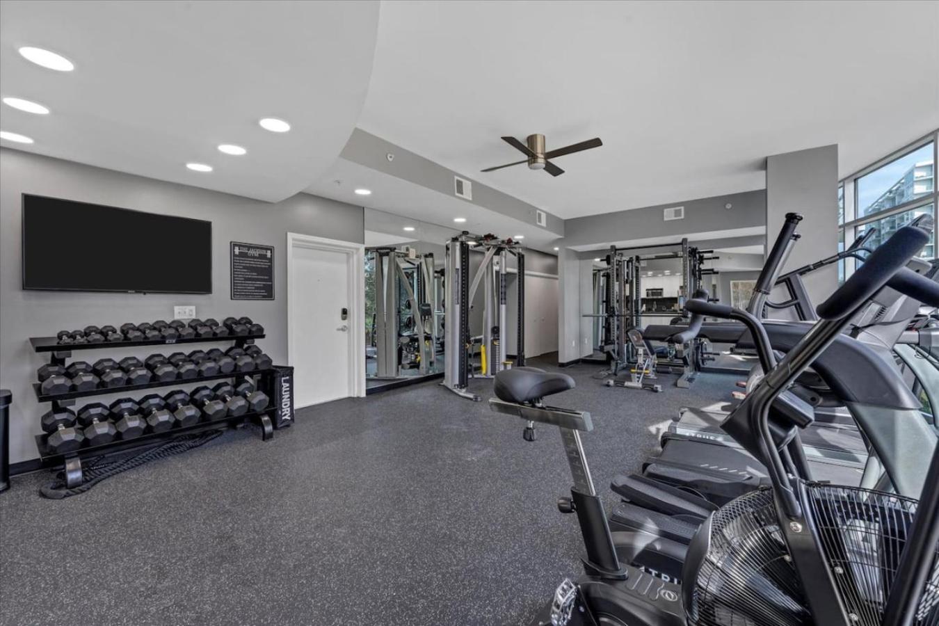 Apartment Modern 3 Bedroom In Downtown W Free Parking