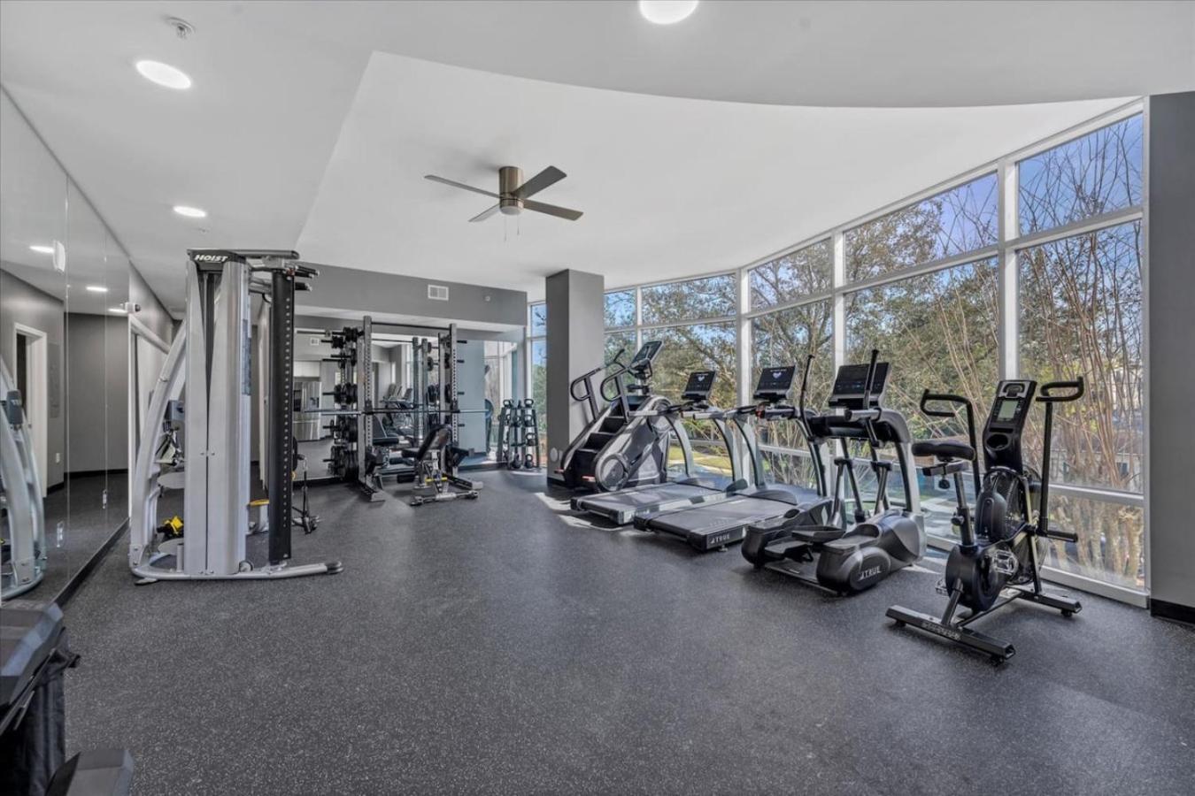 Modern 3 Bedroom In Downtown W Free Parking